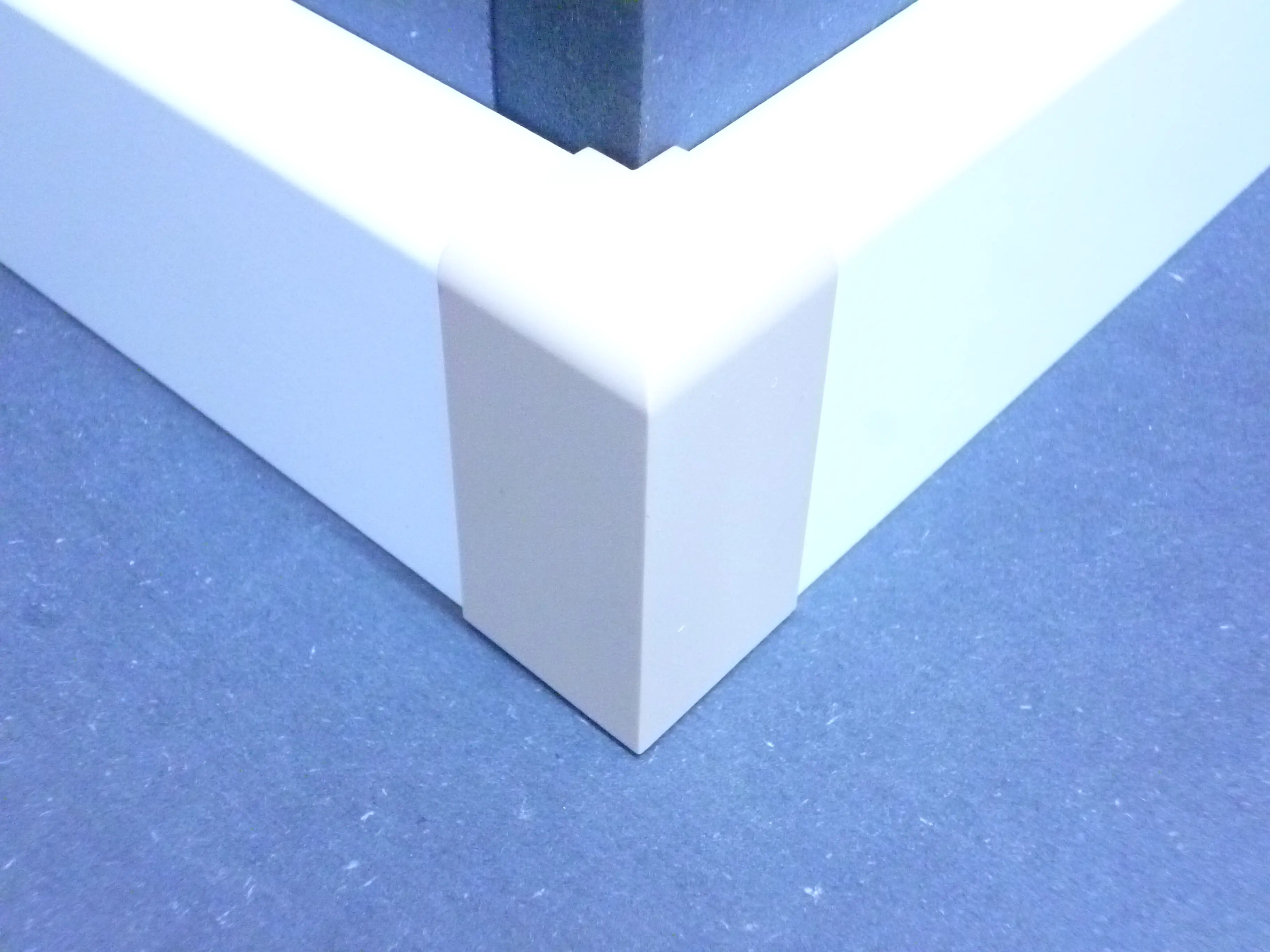 B.S. Bauprogramm Außenecke für Sockelleiste 50 x 18 mm beige