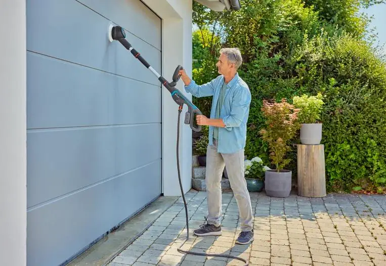 Gardena Akku-Reinigungsbürste Aqua Brush Universal 04/18V