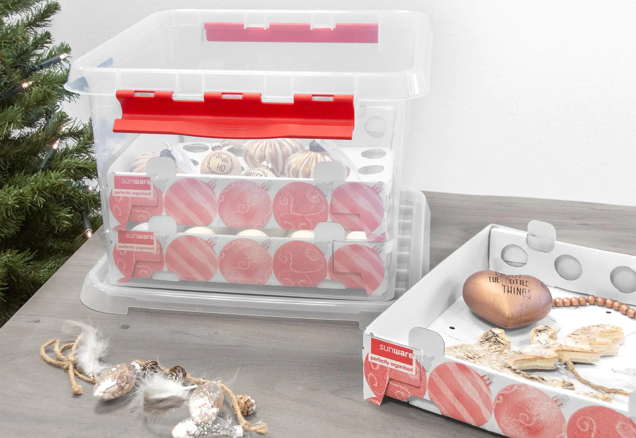 Sunware Weihnachtsbox Q-line 26L mit Einsatz für 75 Kugeln transparent rot Sunware Weihnachtsbox Q-line 26L mit Einsatz für 75 Kugeln transparent rot