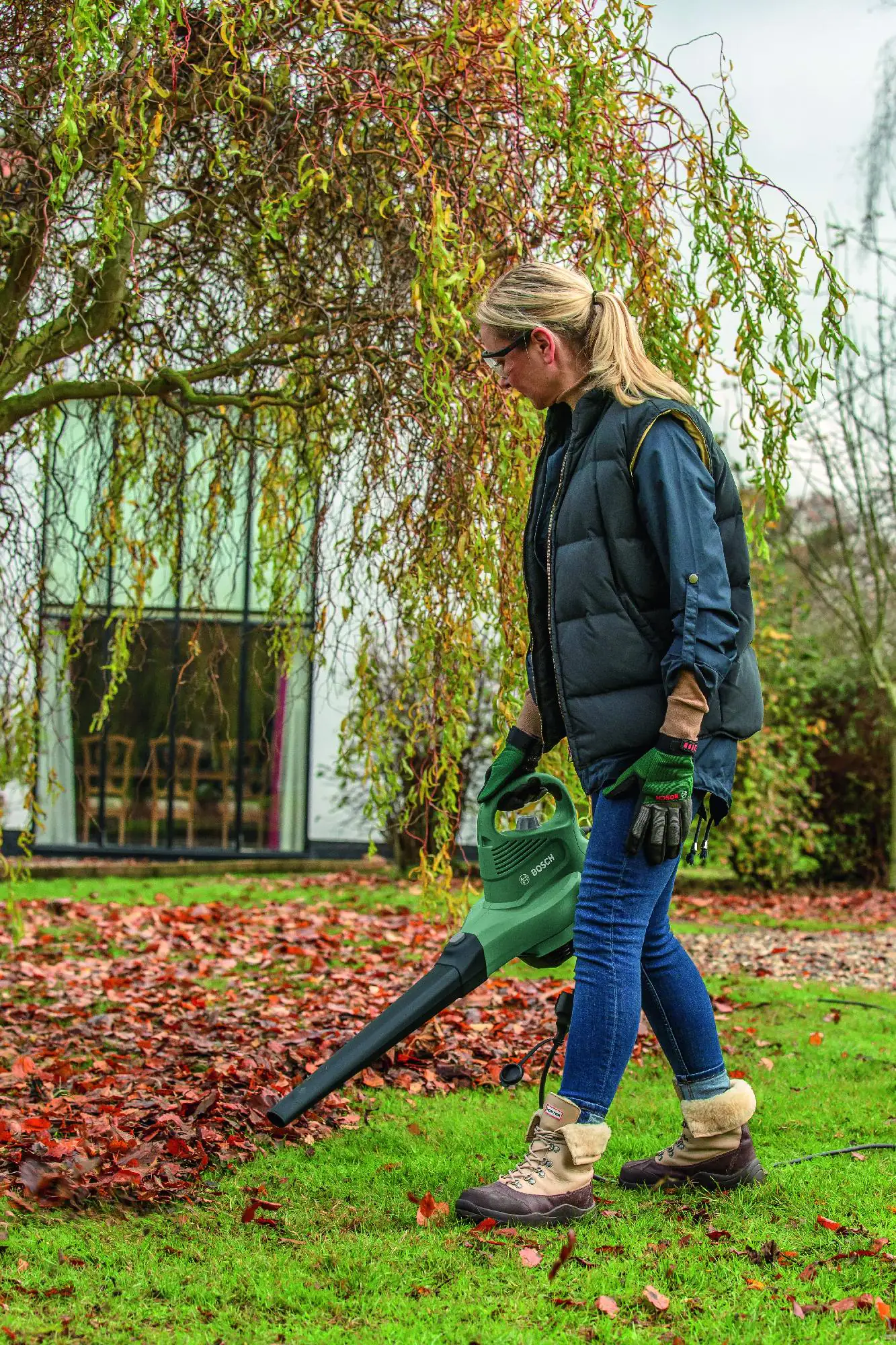 Bosch Gartensauger UniversalGardenTidy 2300 1600-2300 Watt Bosch Gartensauger UniversalGardenTidy 2300 1600-2300 Watt