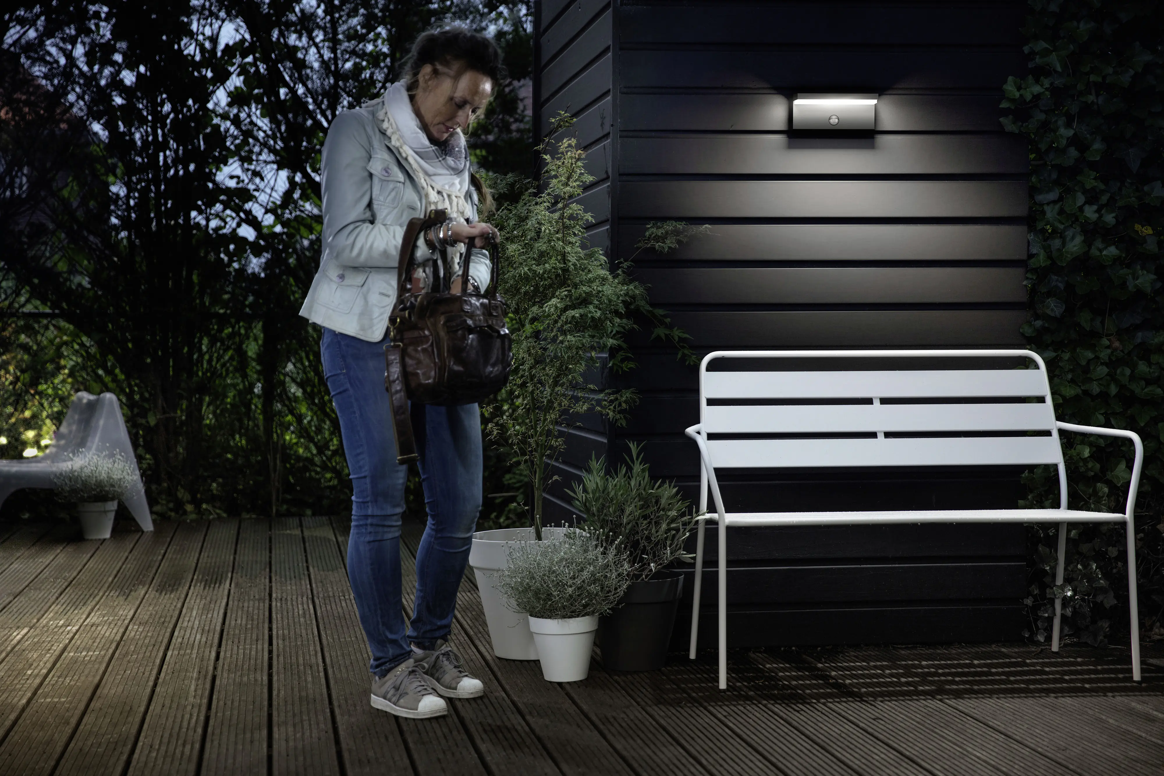 Philips LED Außenwandleuchte Bustan anthrazit mit Bewegunsmelder warmweiß