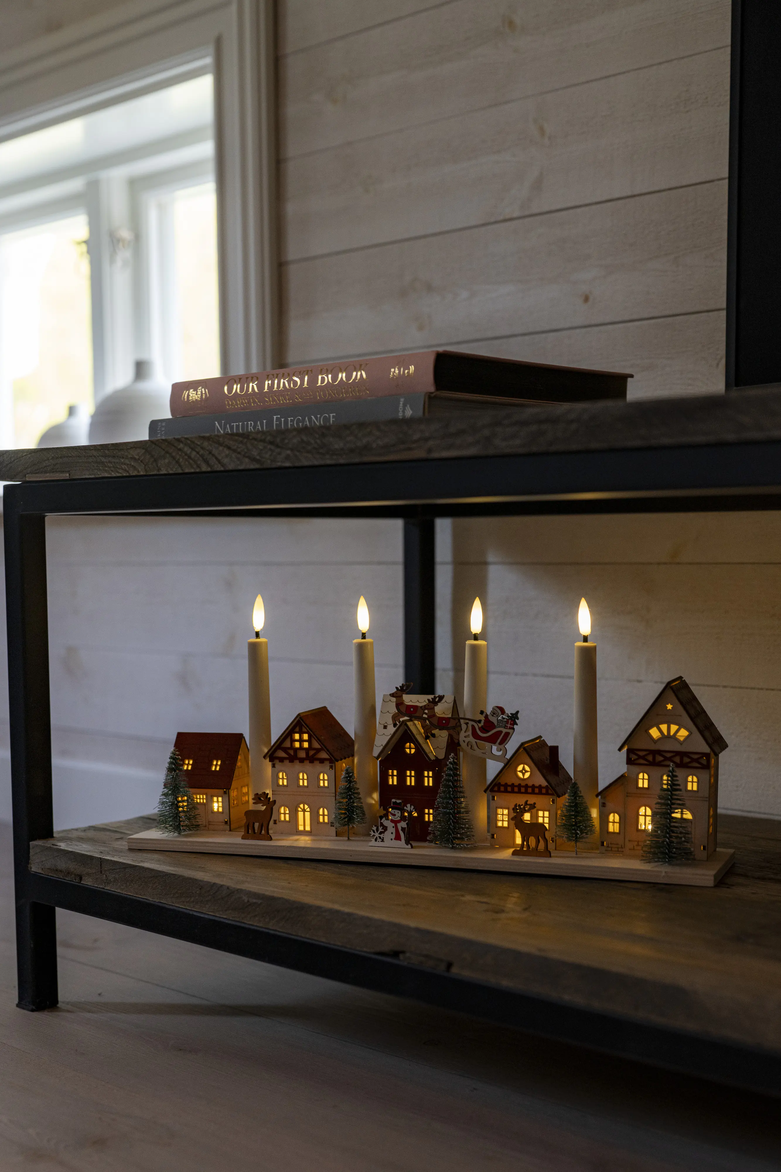 Konstsmide LED-Holzsilhouette Miniaturhäuser batteriebetrieben mit Timer 47 x 20,5 cm warmweiß