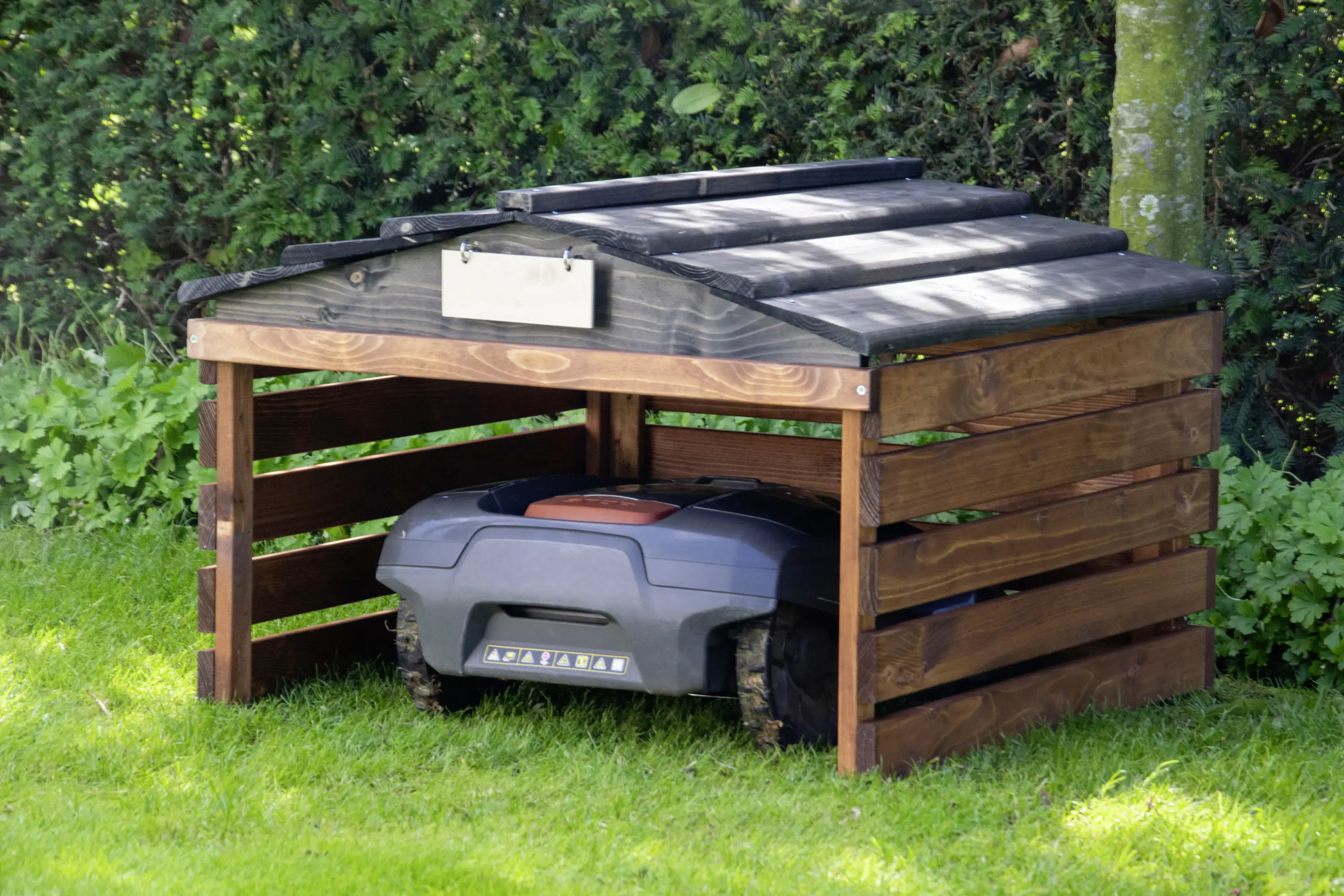 4055894561935_3169785 Dobar Mähroboter-Garage mit Schild braun schwarz 78,5 x 74 x 52,5 cm