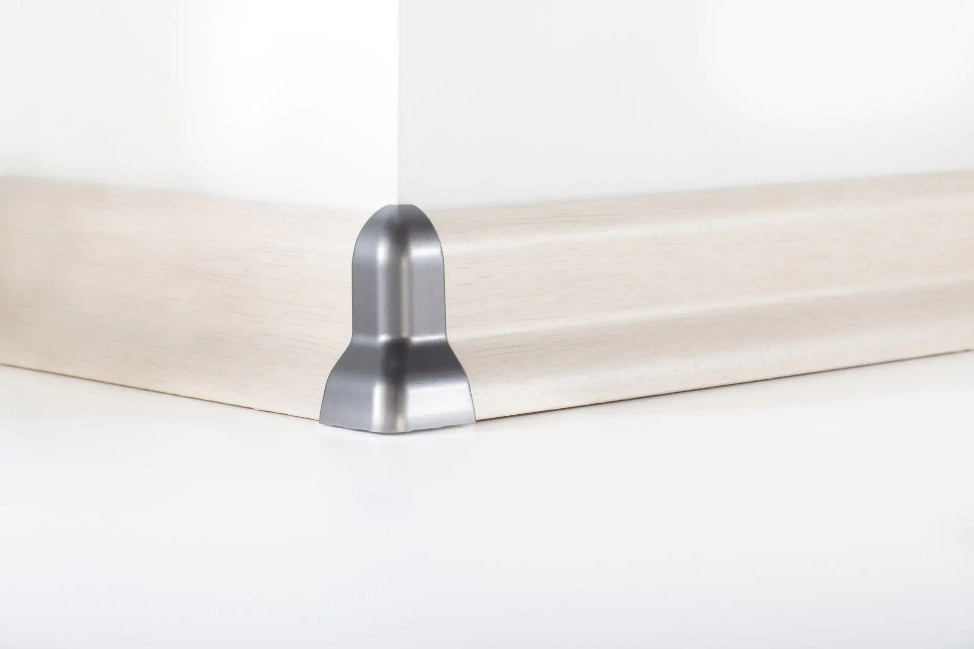 Classen Außenecke für FUXX-Laminatleiste foliert 20 x 40 mm chrom