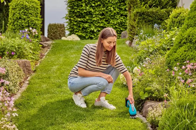 Gardena Akku-Gras- und Strauchschere PowerCut 20/18V P4A Solo
