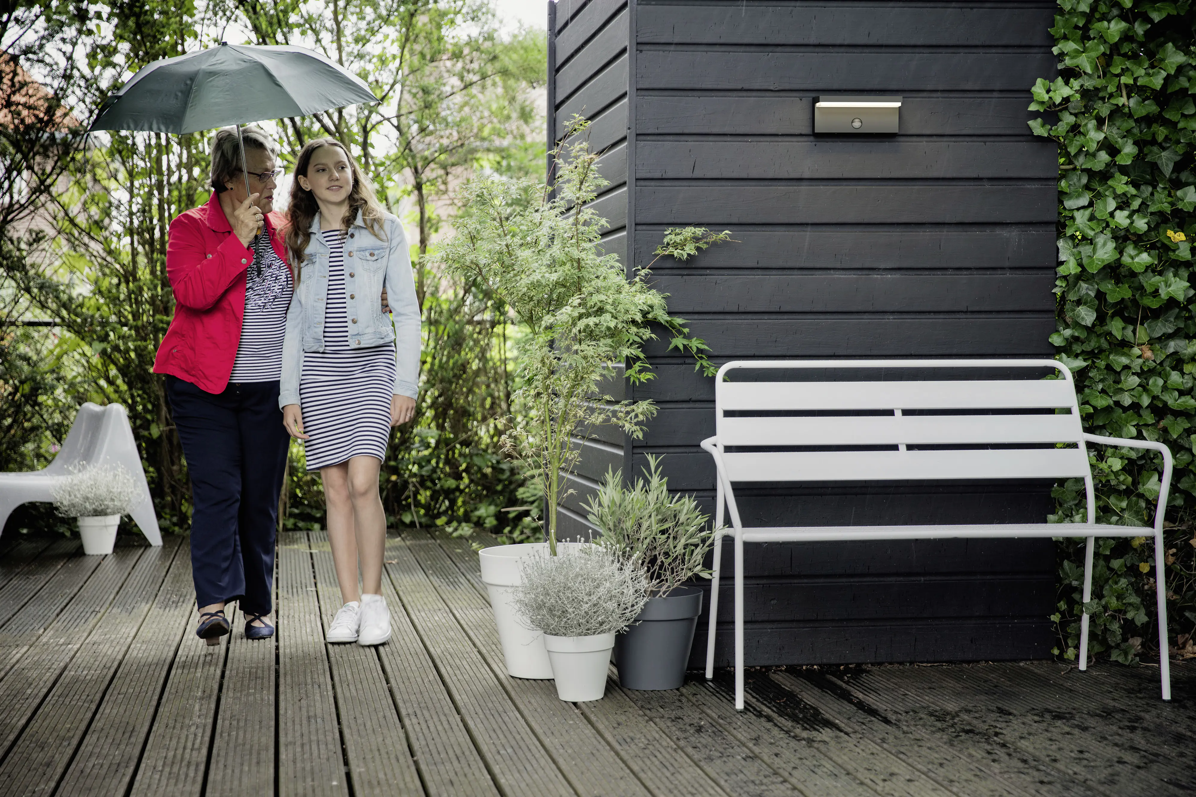 Philips LED Außenwandleuchte Bustan anthrazit mit Bewegunsmelder warmweiß