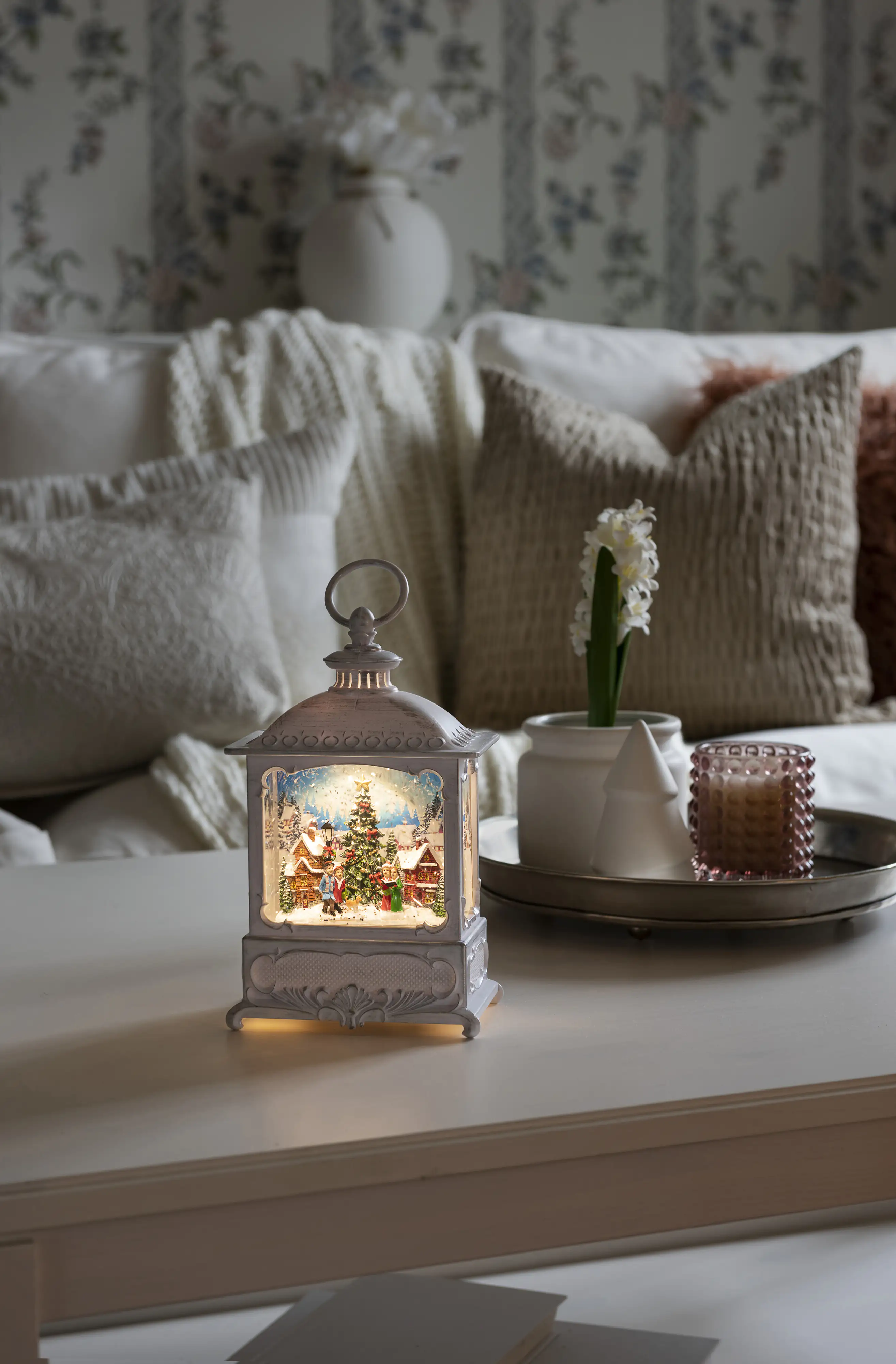 7318304270207_2972528 Konstsmide LED Wasserlaterne weiß Weihnachtsmarkt 13,5cm x 8,5cm x 25cm