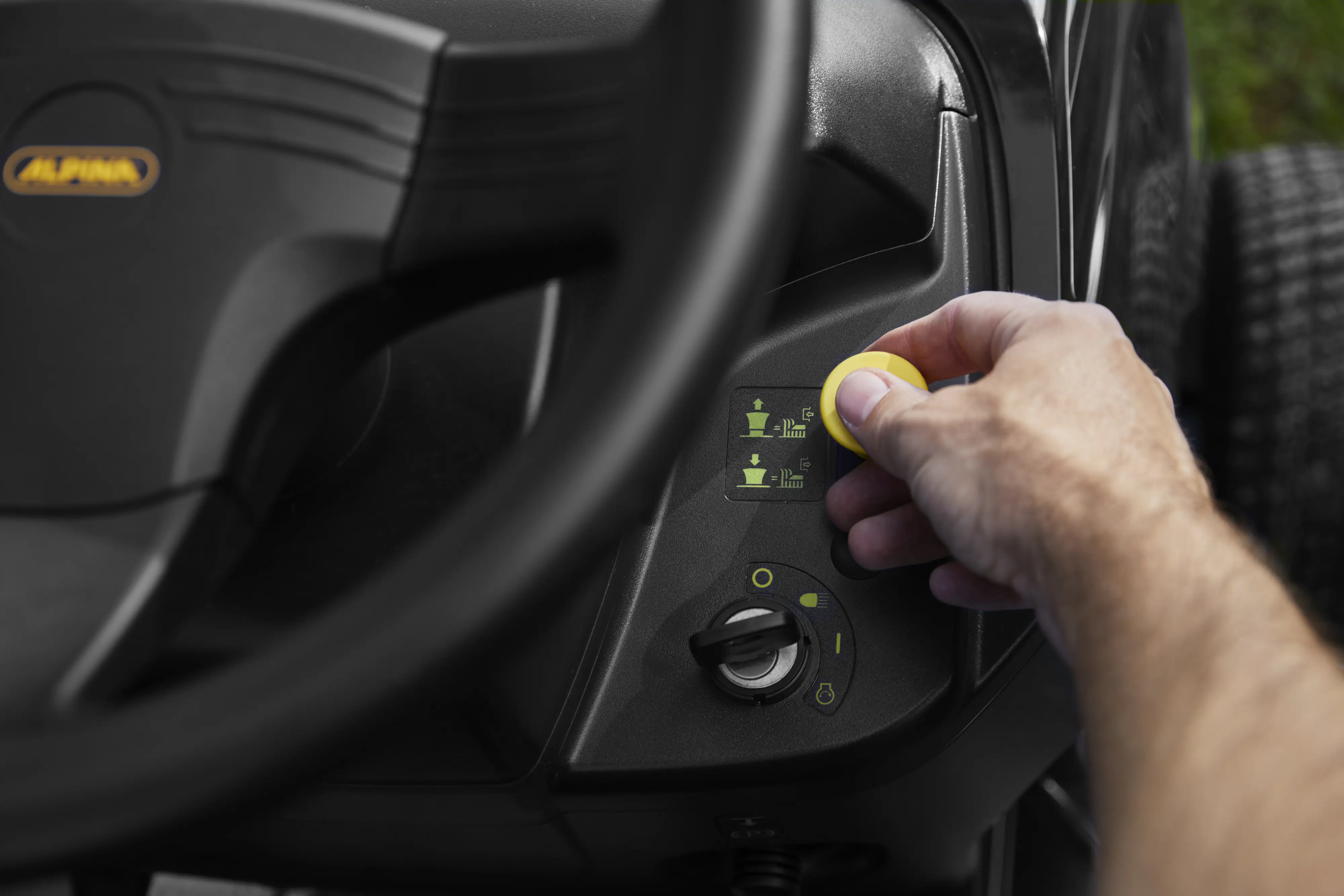 Alpina Rasentraktor AT3 98 A 6,5 kW, 98 cm Schnittbreite, inkl. Mulchkit