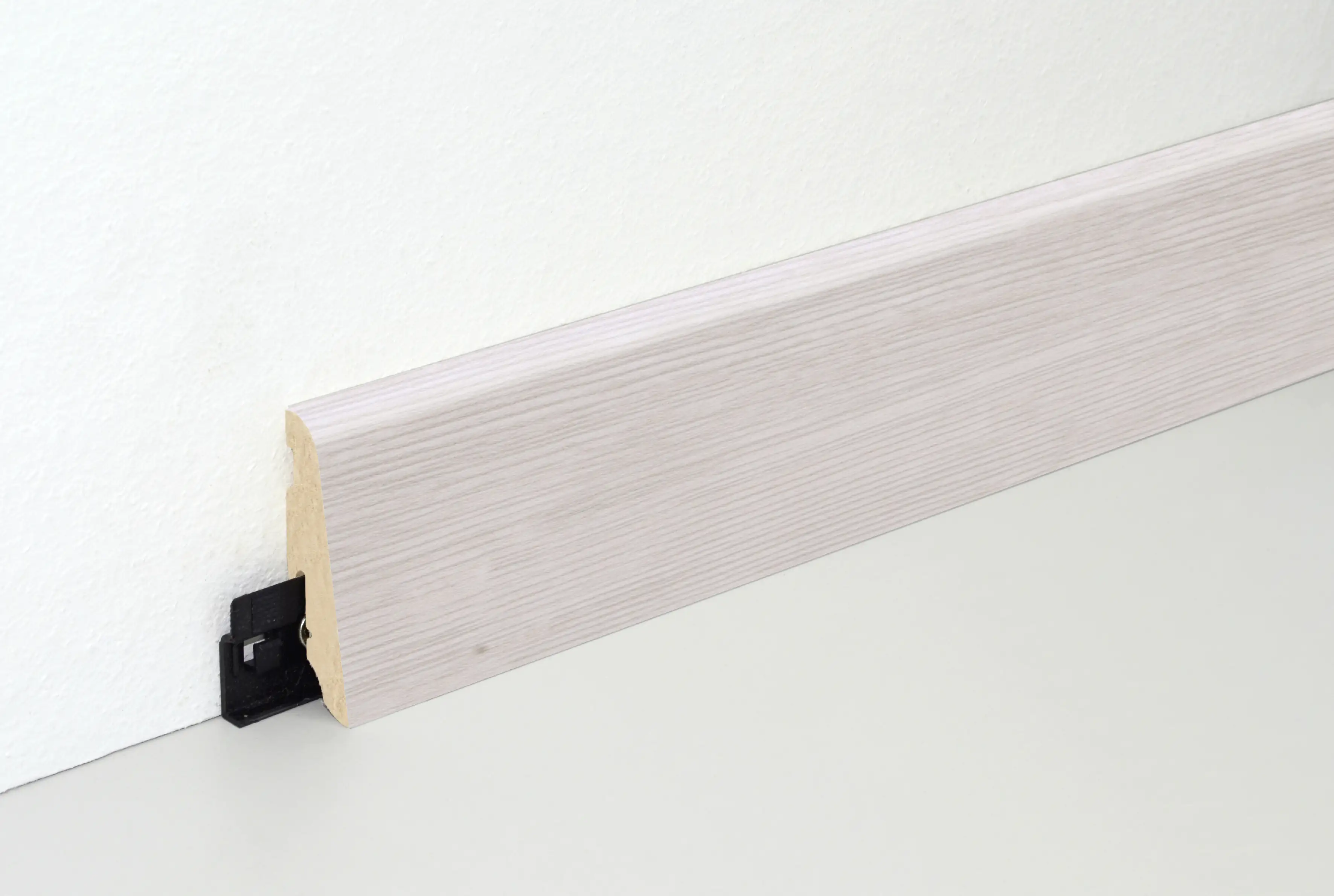 9010115224070_2450313 Neuhofer Fußleiste 240 cm 58 x 19 mm Oak light mix