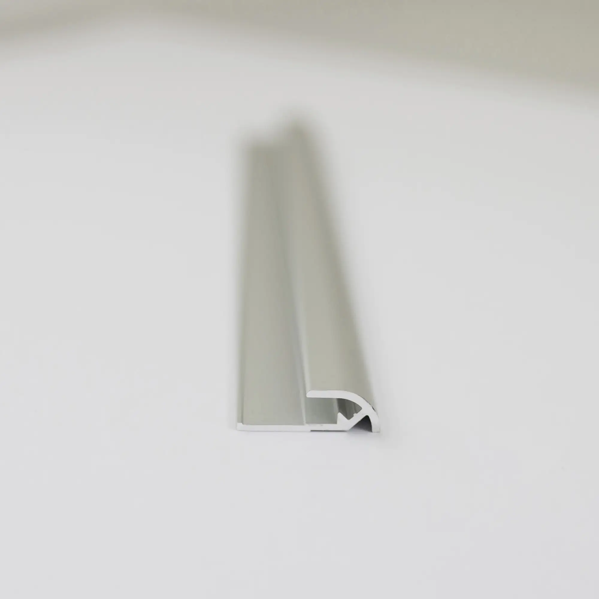 4062963223410_2562454 Breuer Profil Abschluss rund 2,3x0,7x255 cm, alu silber matt