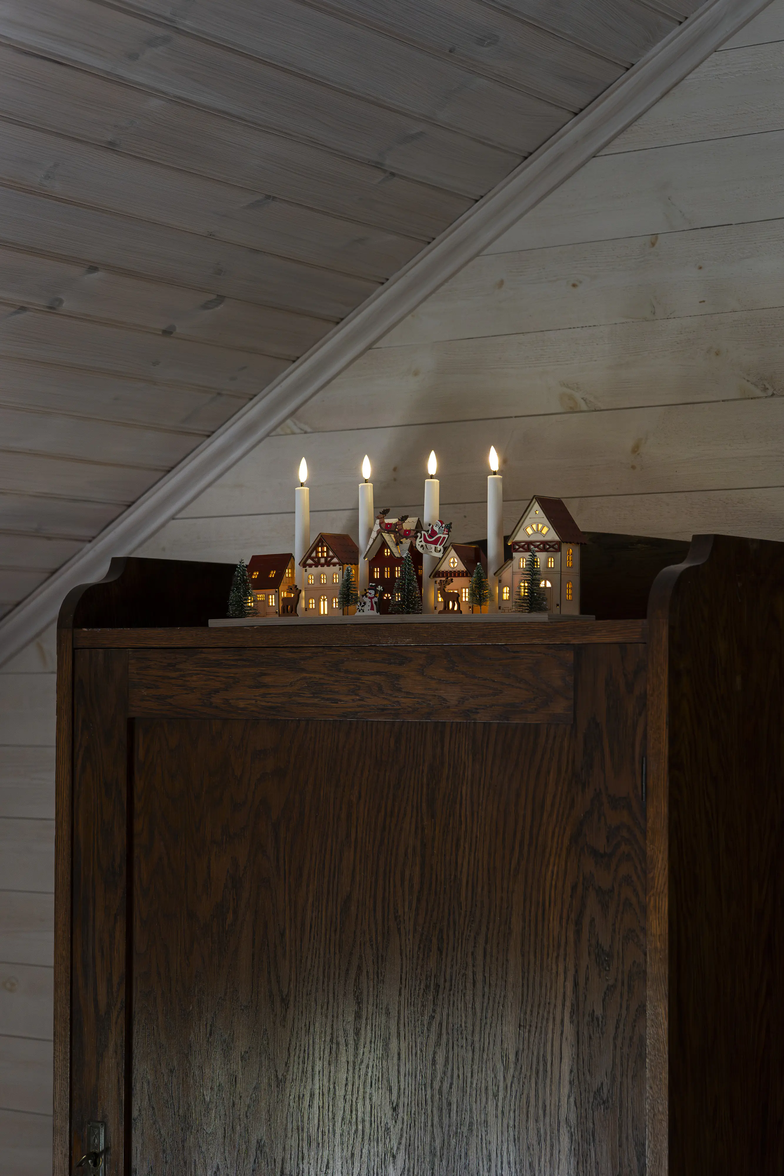 Konstsmide LED-Holzsilhouette Miniaturhäuser batteriebetrieben mit Timer 47 x 20,5 cm warmweiß