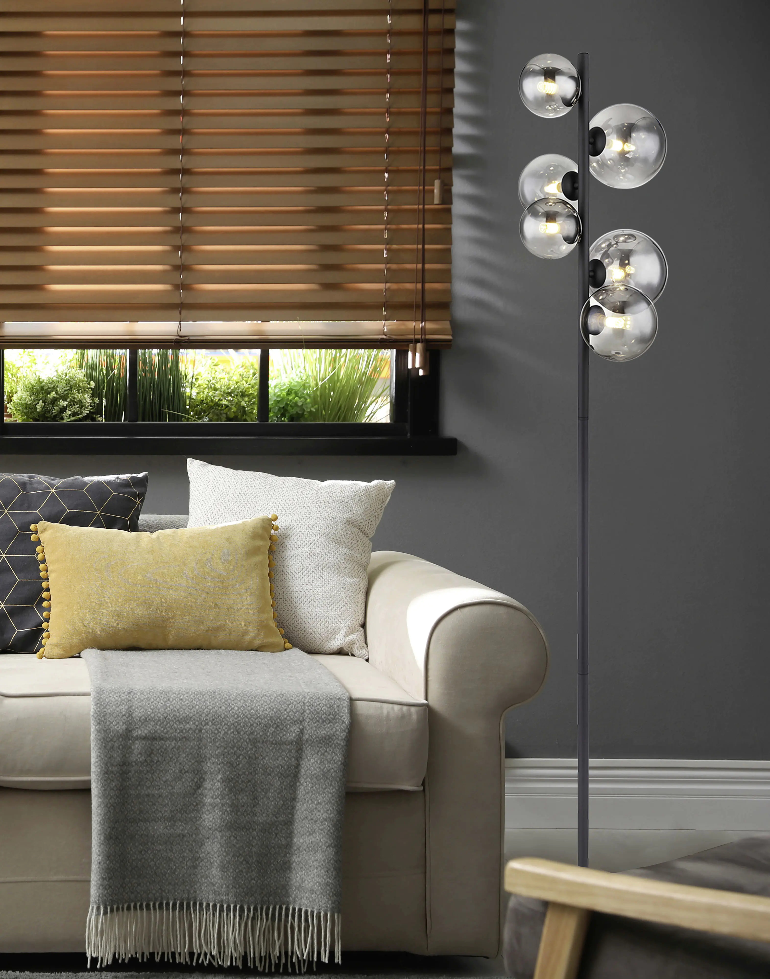 Globo Stehleuchte Riha schwarz 155 x 28,5 cm 6 x G9 LED, 3 W Globo Stehleuchte Riha schwarz 155 x 28,5 cm 6 x G9 LED, 3 W