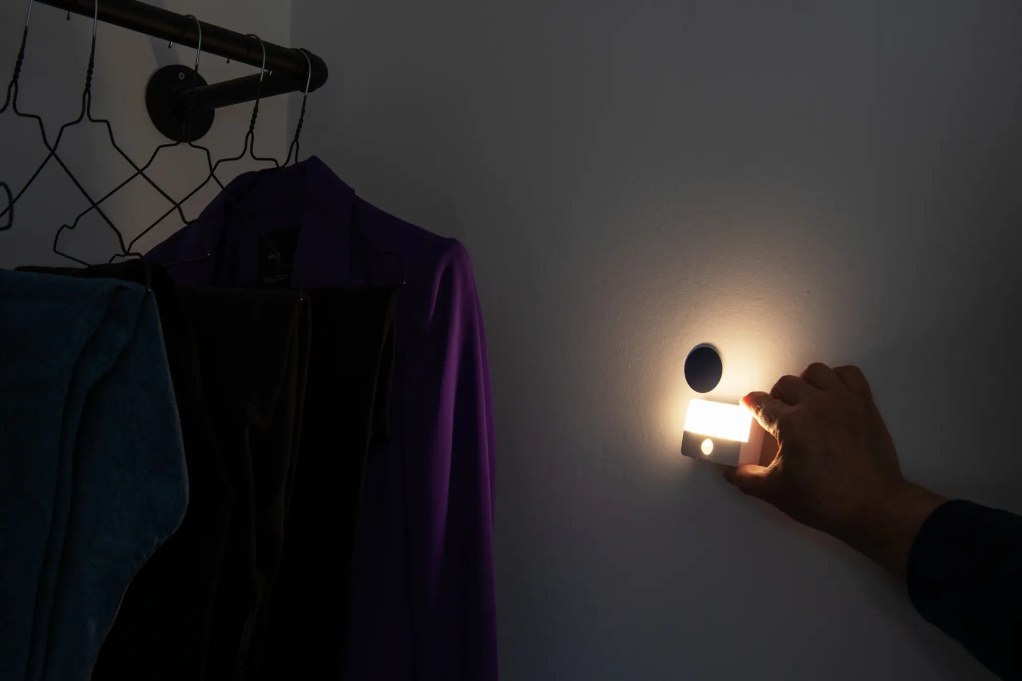 Unitec LED-Nachtlicht mit Bewegungsmelder + Dämmerungssschalter USB wiederaufladbar weiß