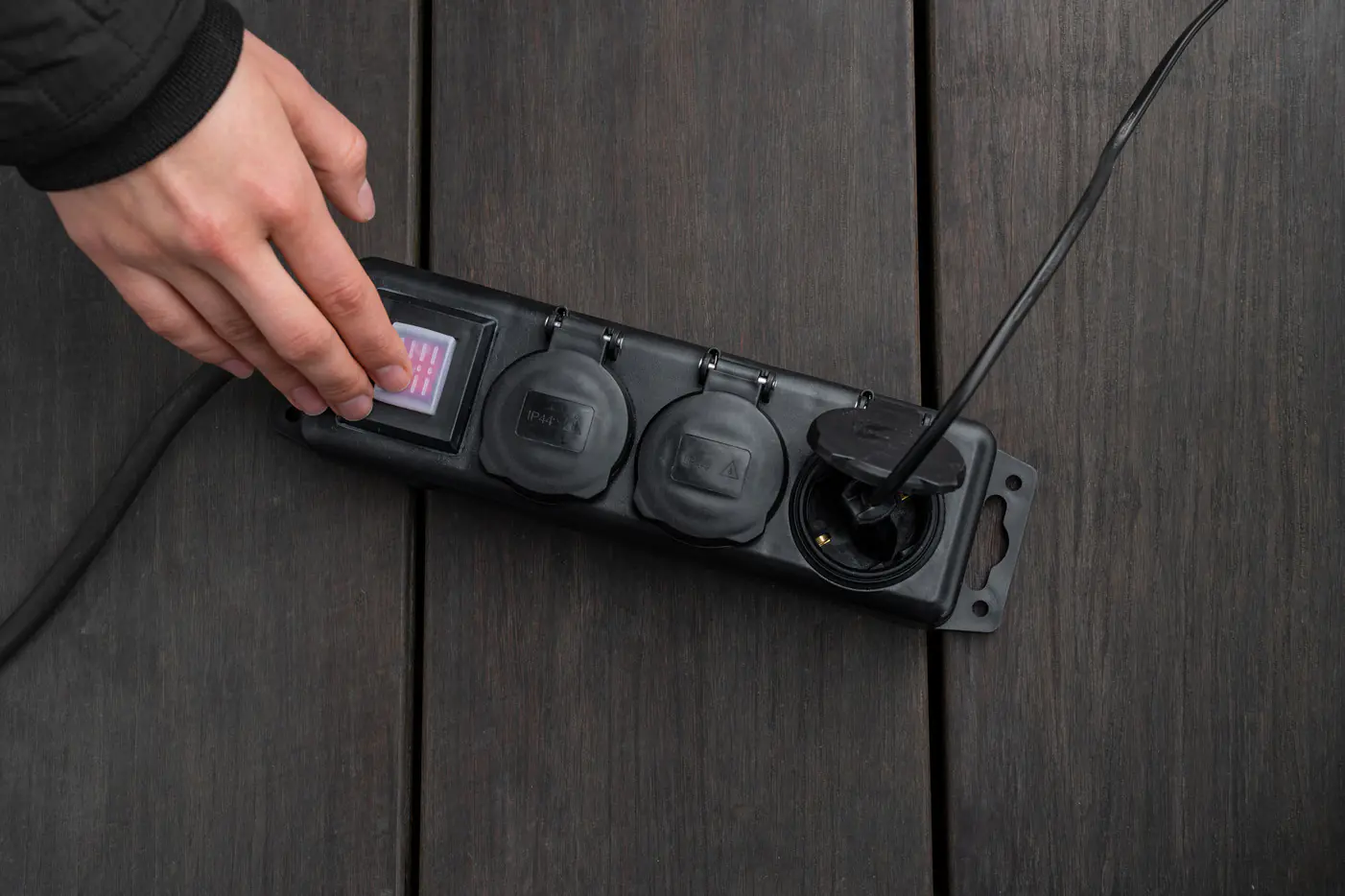 Brennenstuhl Steckdosenverteiler 3-fach mit Schalter 2m Kabel schwarz IP44