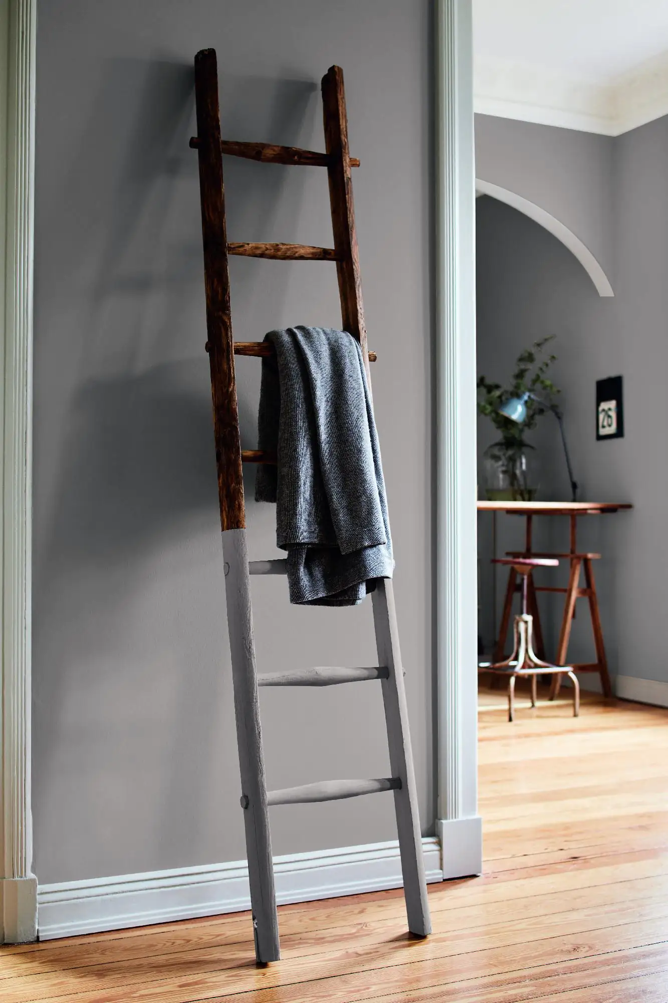 Alpina Feine Farben Sprühlack No. 02 Nebel im November  mittelgrau edelmatt 400 ml Alpina Feine Farben Sprühlack No. 02 Nebel im November  mittelgrau edelmatt 400 ml