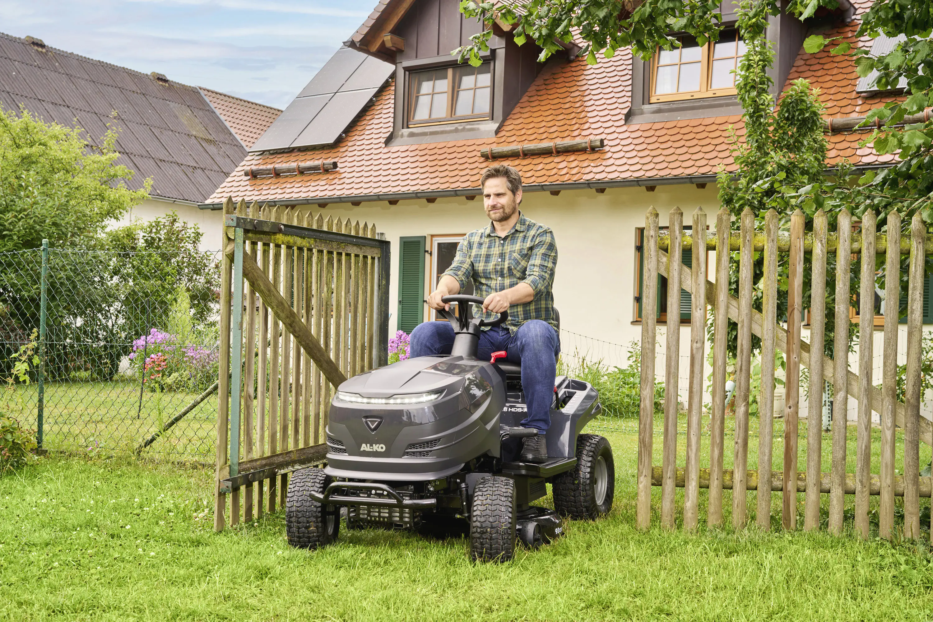 AL-KO Benzin-Rasentraktor Comfort 14-92.6 HDS-A 8,8 kW - Schnittbreite 92 cm Seitenauswurf