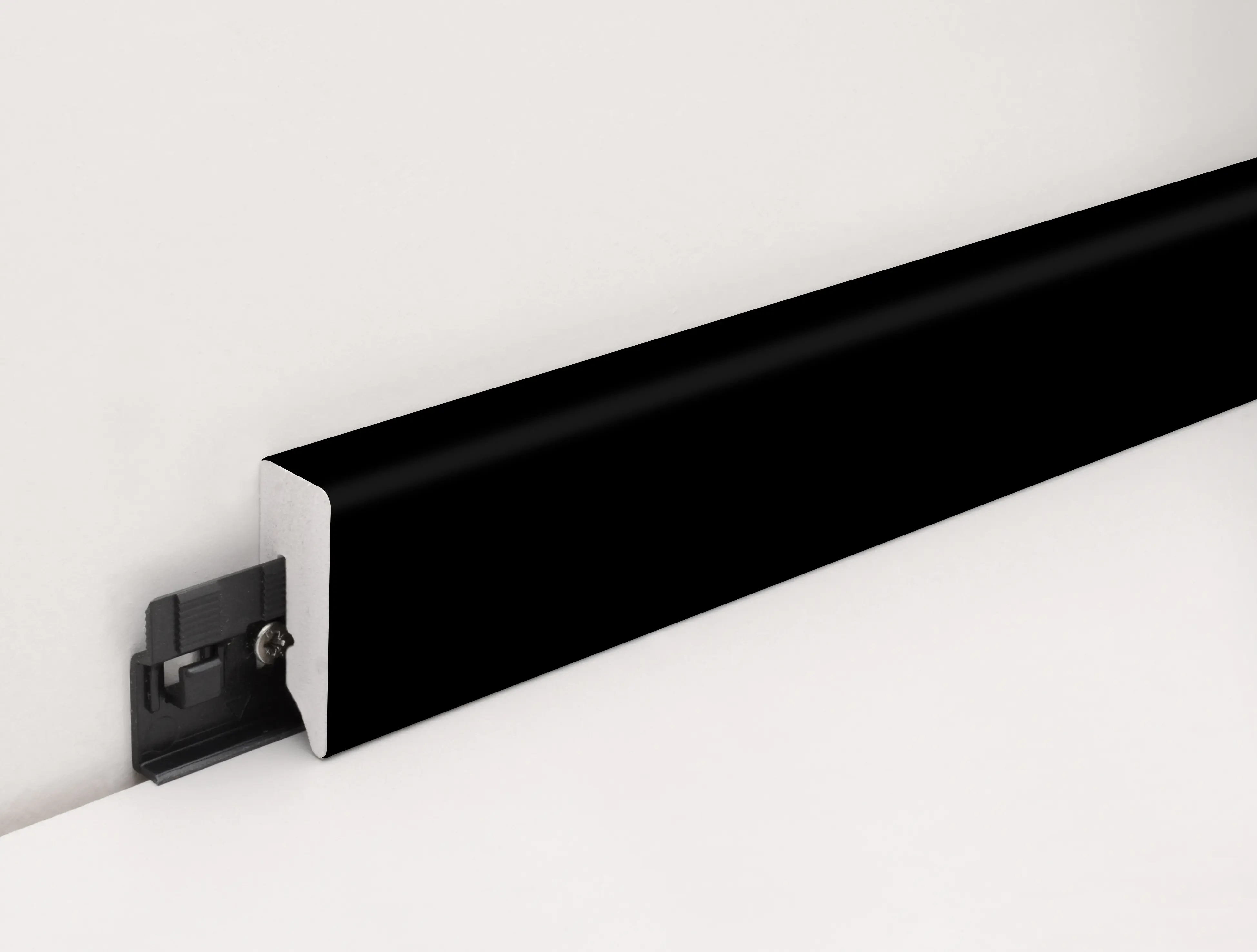 FN Neuhofer Fußleiste 240 cm 38,5 x 15 mm schwarz foliert