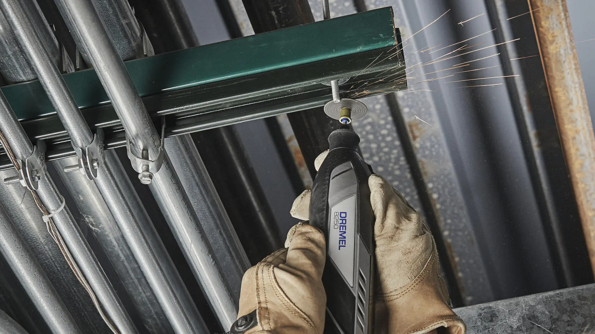 Dremel Akku-Multitool 8250-5 12V 2 Ah mit 5-teiligem Zubehör Dremel Akku-Multitool 8250-5 12V 2 Ah mit 5-teiligem Zubehör