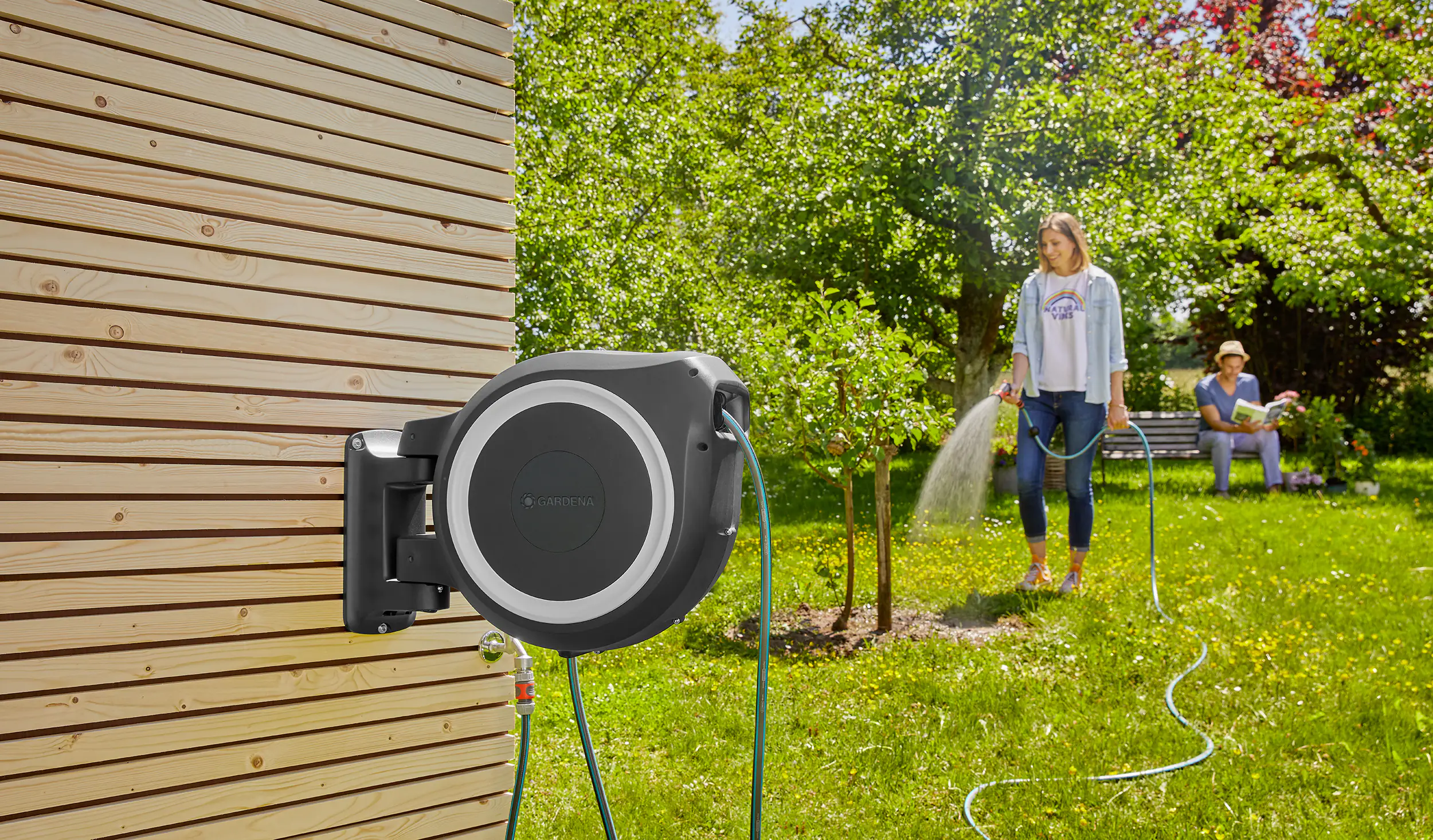 Gardena Wand-Schlauchbox mit 30 m Schlauch, Spritze und Brause Gardena Wand-Schlauchbox mit 30 m Schlauch, Spritze und Brause
