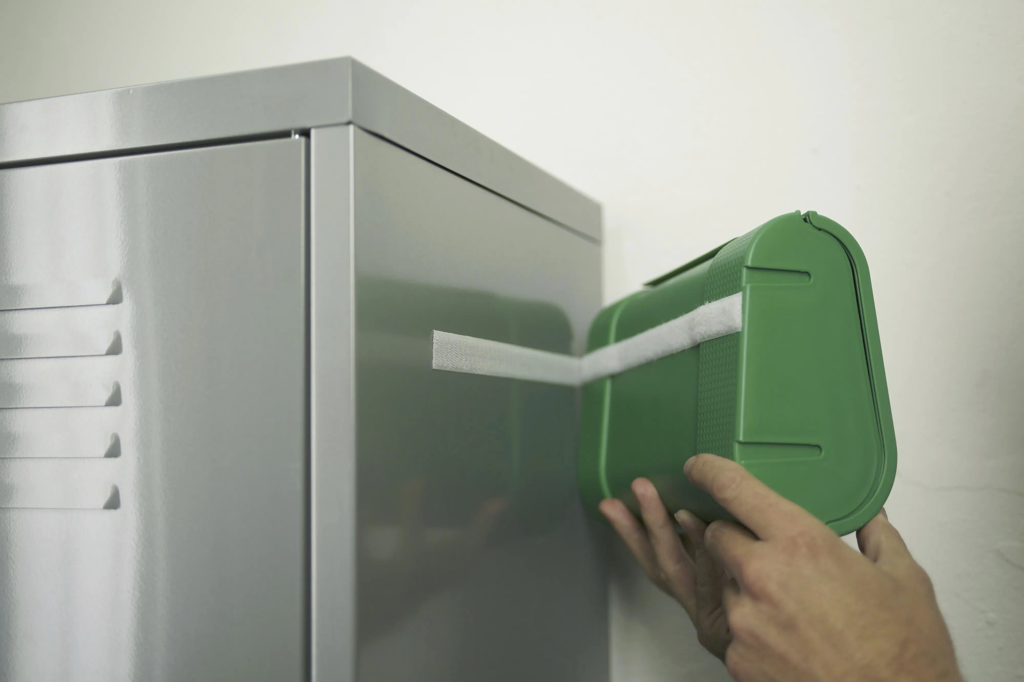 tesa On & Off Klettband 1 m x 20 mm, weiß