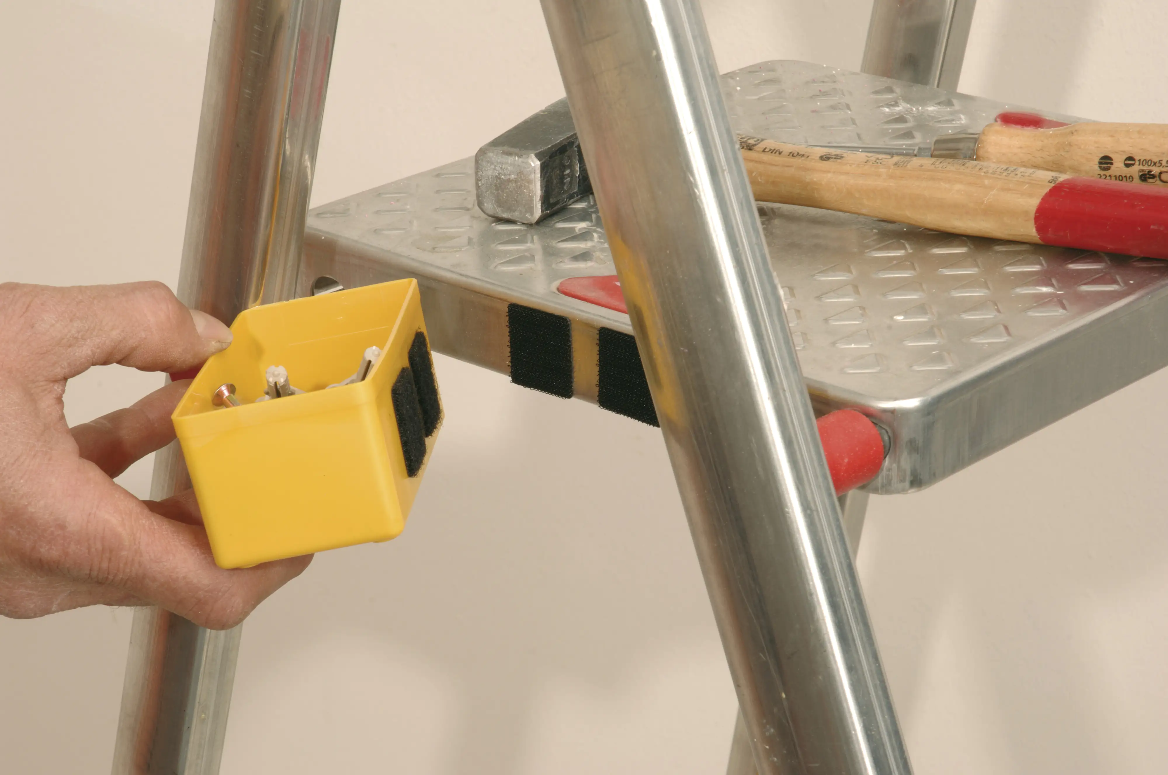 tesa Klettstreifen 10 cm x 50 mm, schwarz