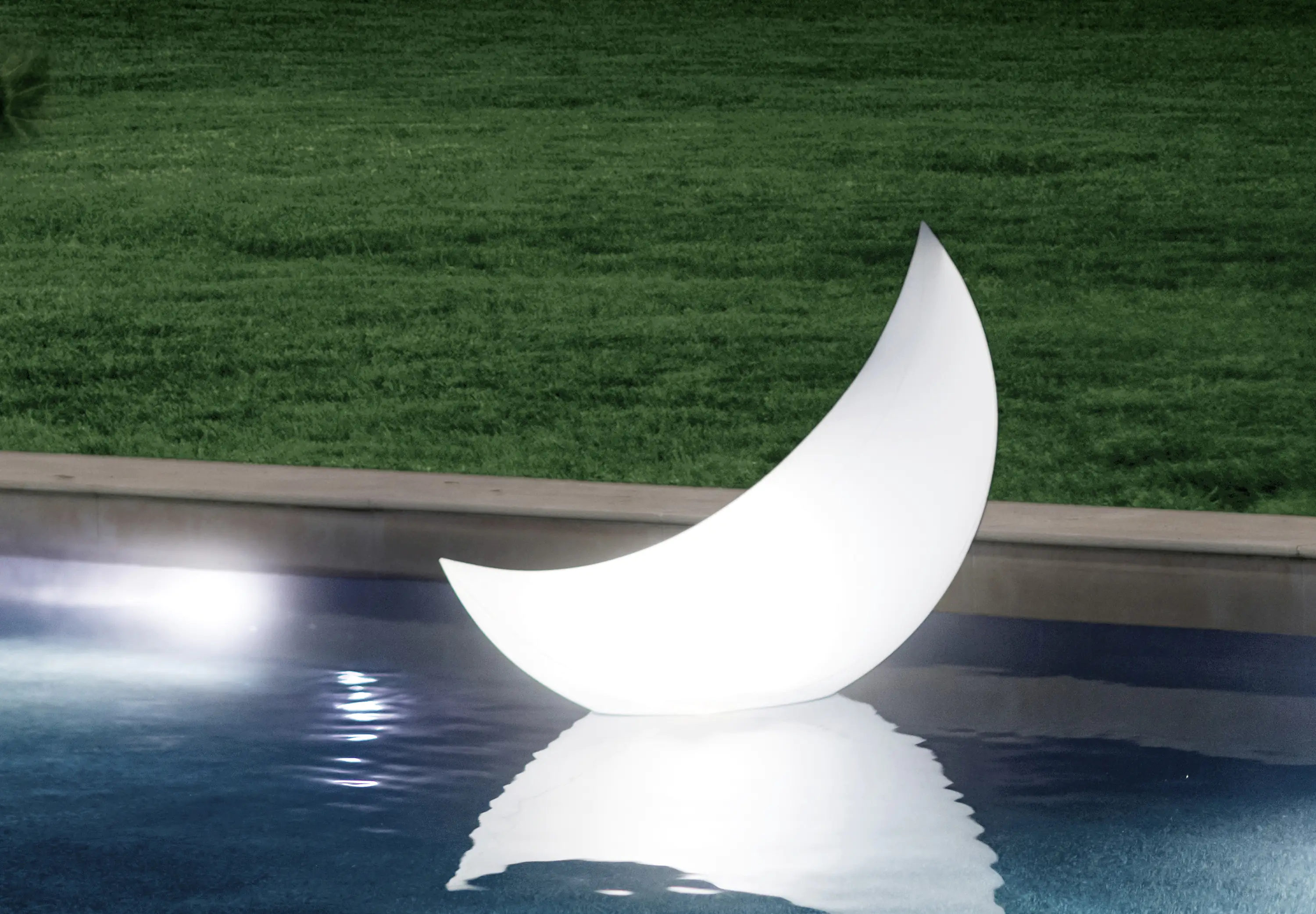 Intex LED Schwimmleuchte Halbmond 135 x 43 x 89 cm (L x B x H) Intex LED Schwimmleuchte Halbmond 135 x 43 x 89 cm (L x B x H)