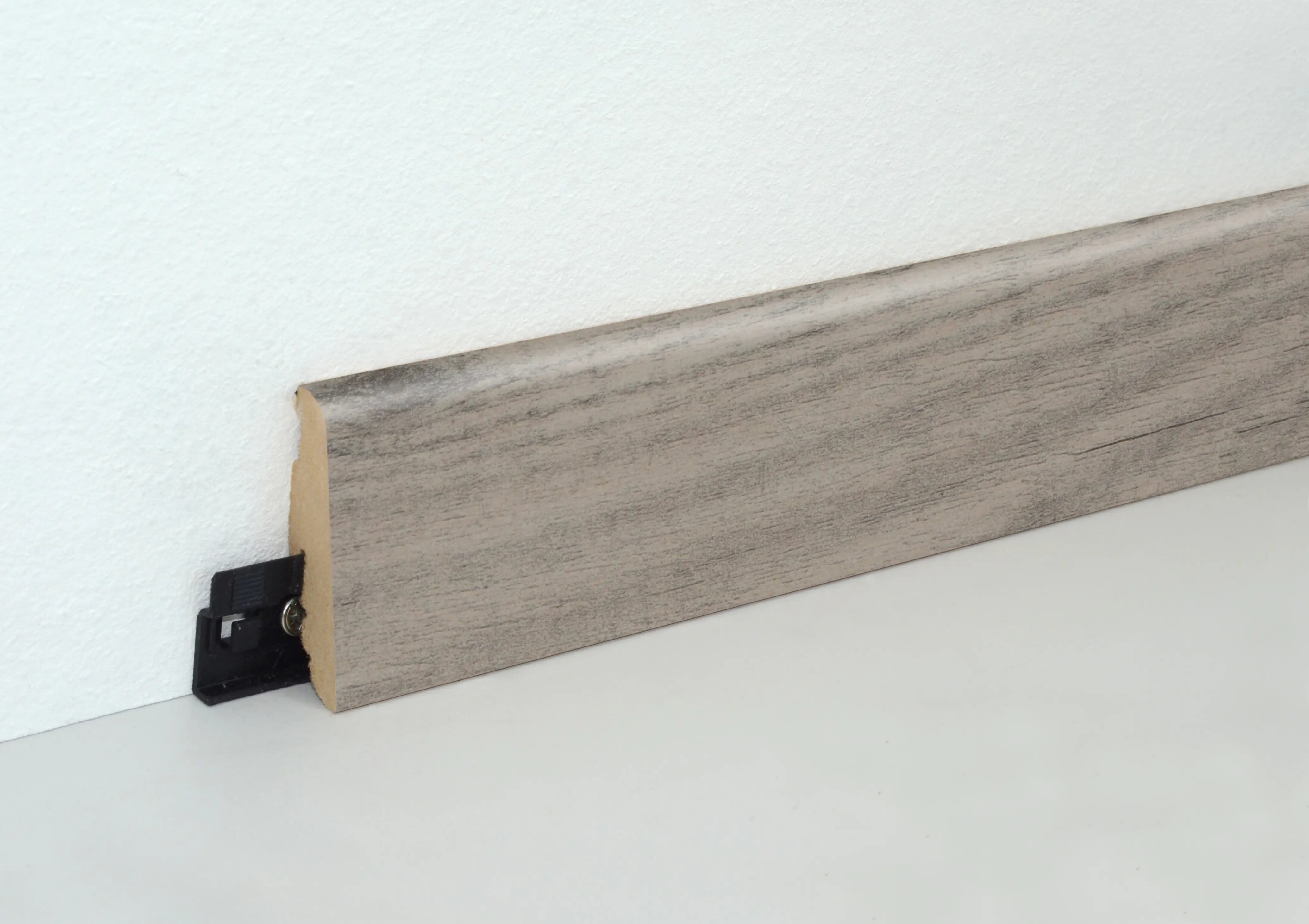 9003719103230_1 Neuhofer Fußleiste 240 cm 58 x 19 mm Seekiefer grau