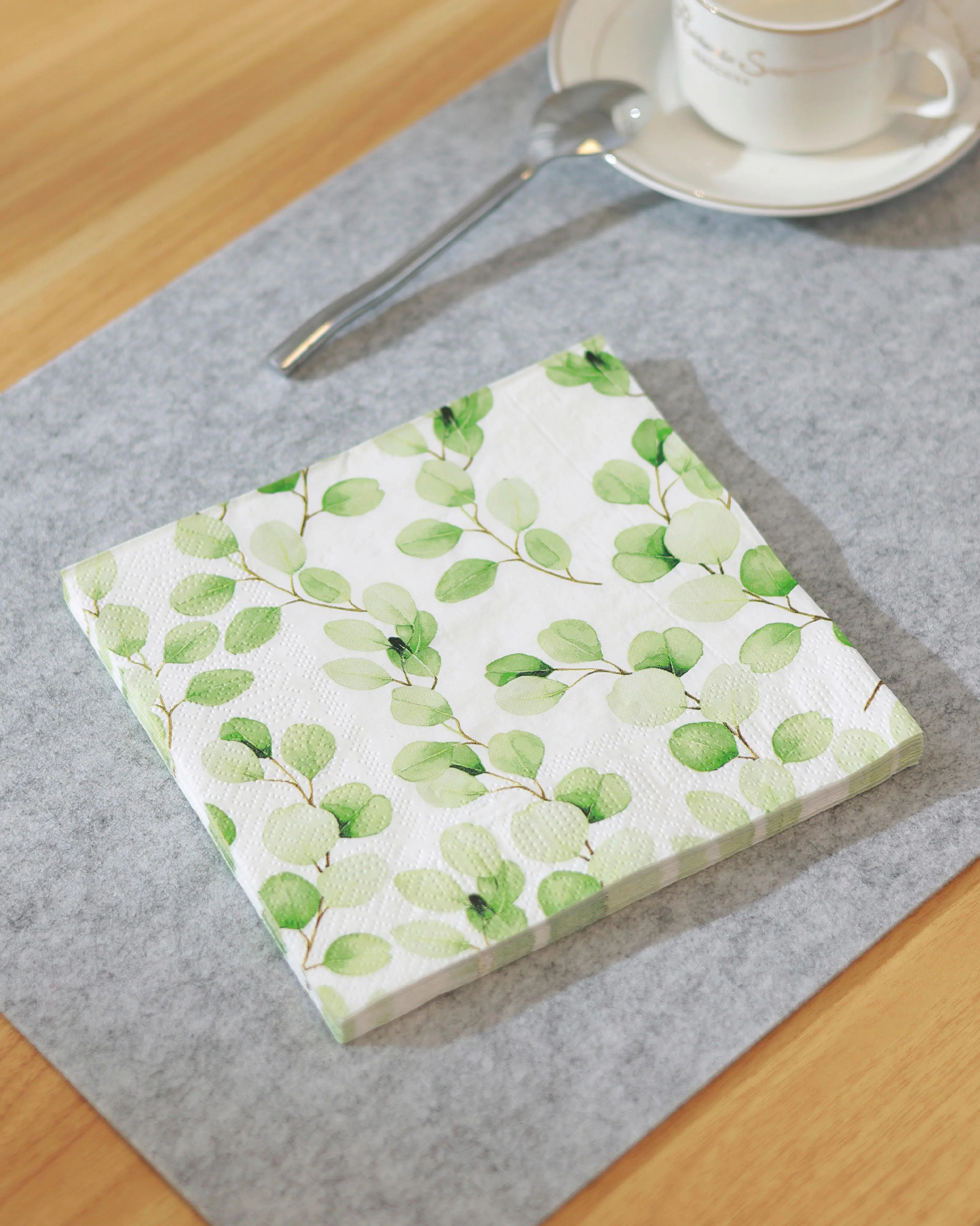 Eglo Servietten Motiv Grüne Blätter Mahuli grün weiß 17 x 17 cm - 20er Pack