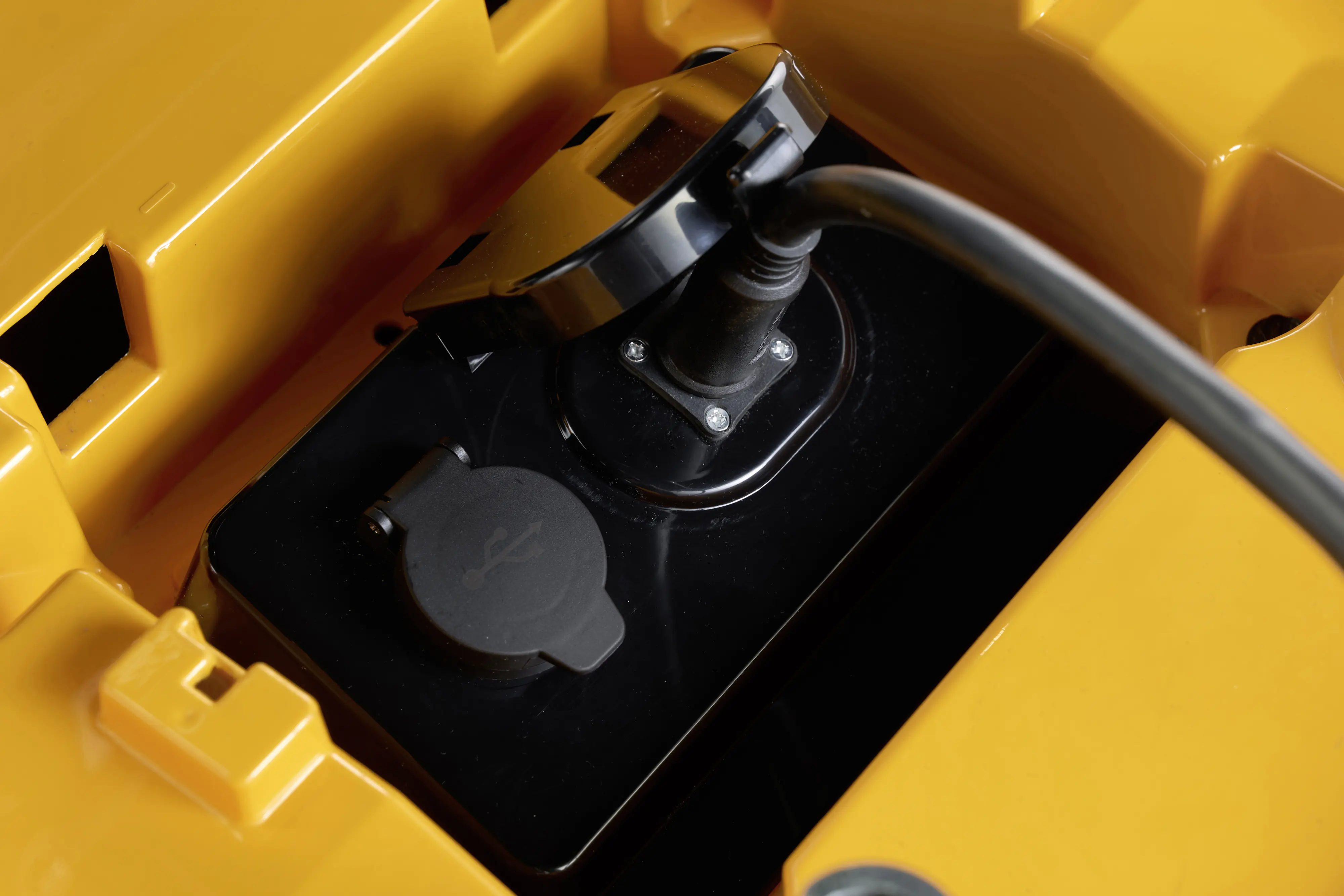 Stiga Akku Rasentraktor Tornado 398e, 48 V, 98 cm Schnittbreite, inkl. Mulchkit & Anhängerkupplung