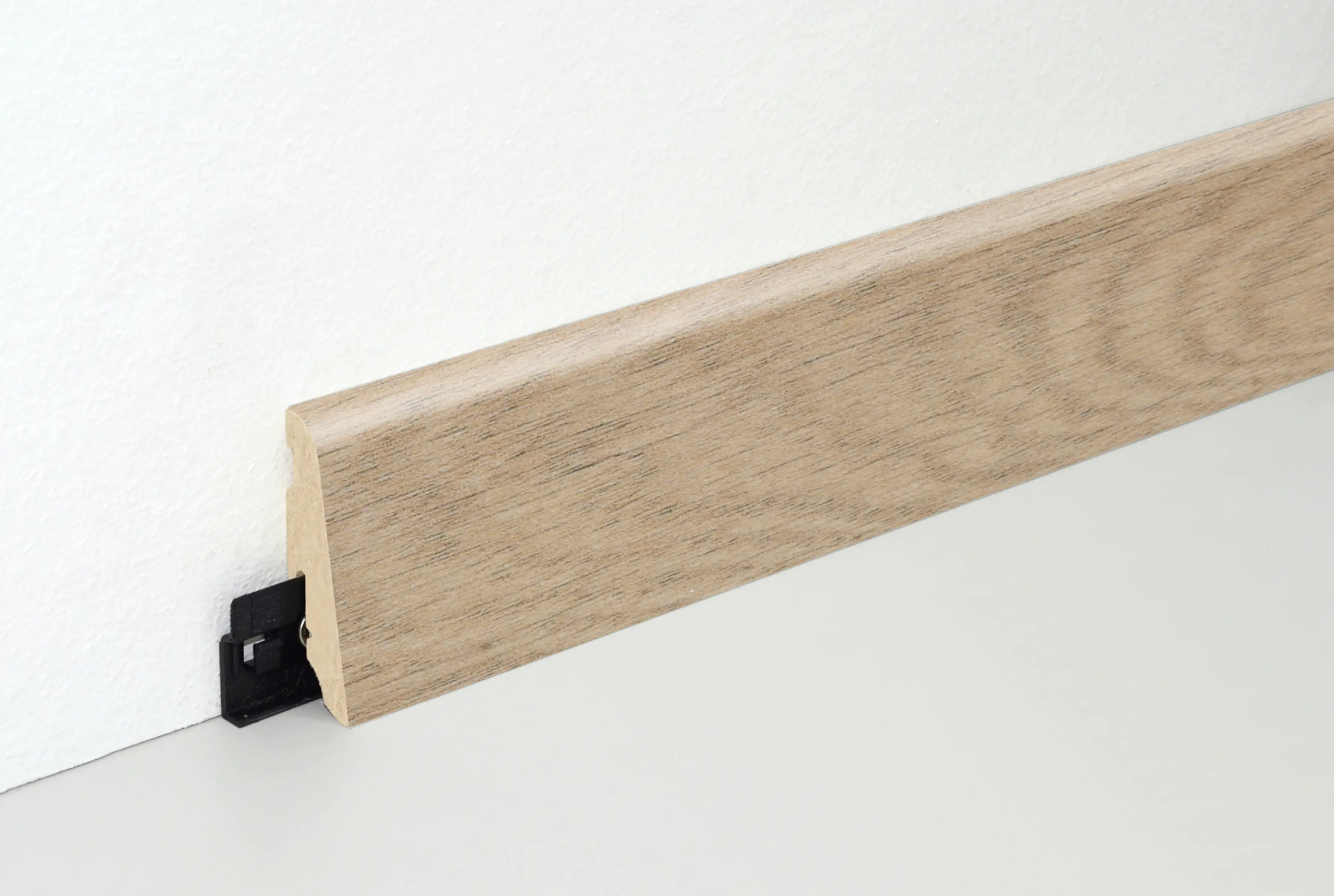 9010115224025_2450310 Neuhofer Fußleiste 240 cm 58 x 19 mm Schatteneiche