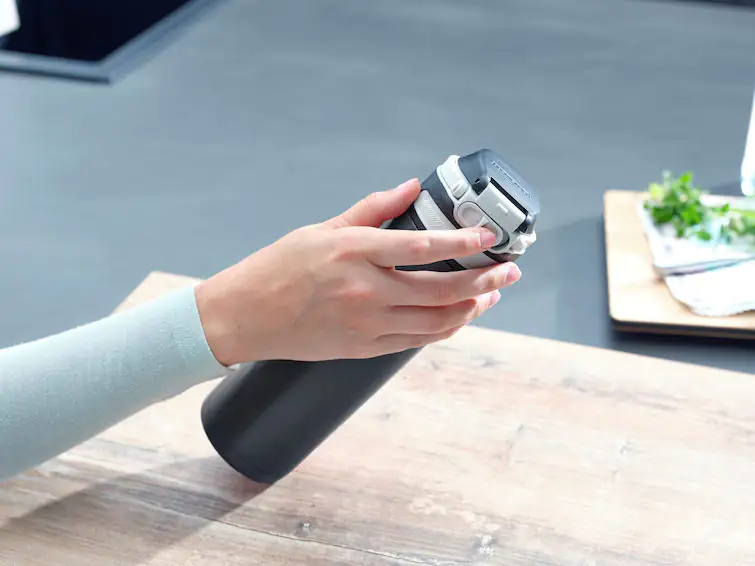 Leifheit Thermobecher Flip 600 ml schwarz