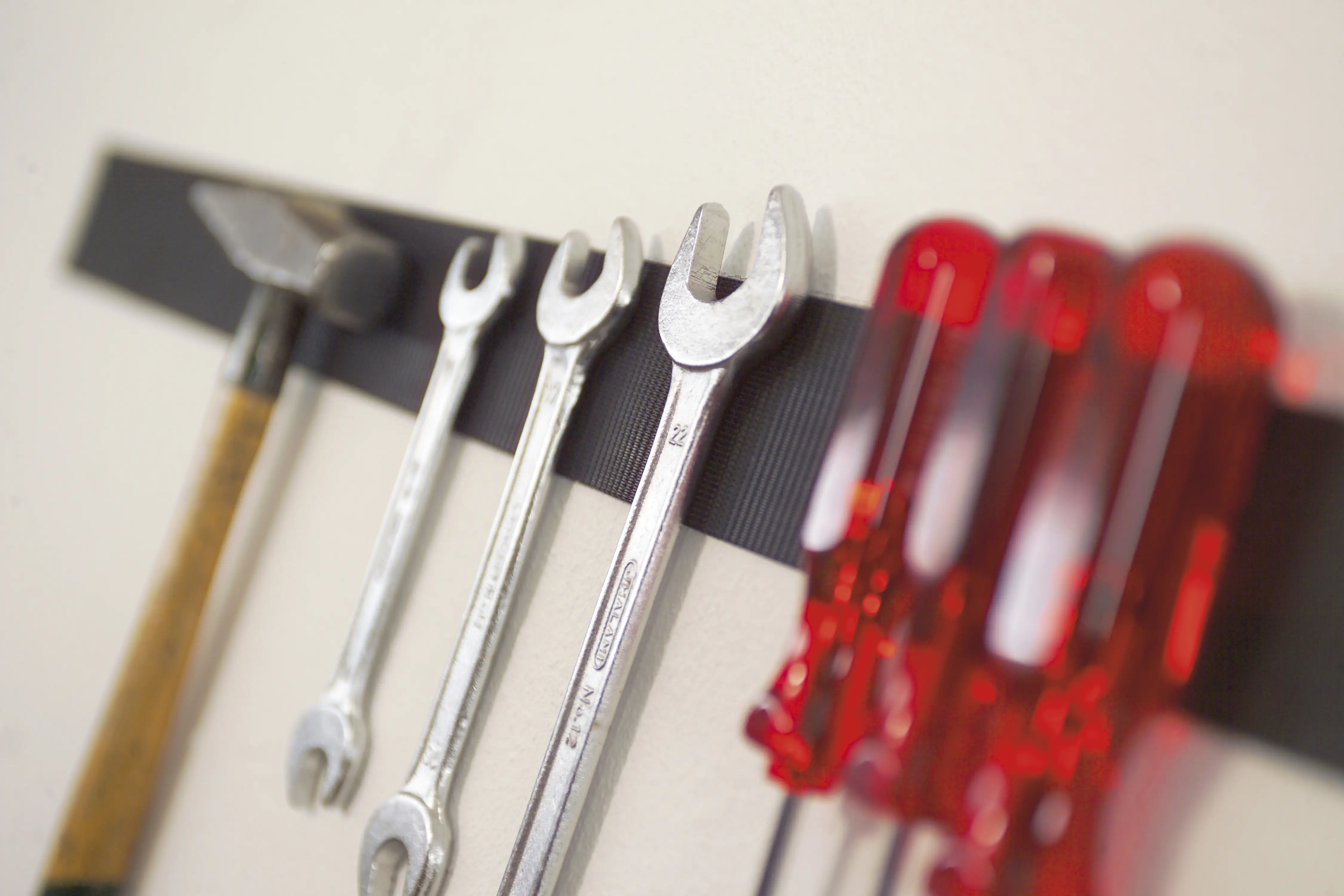 4042448859518_924615 tesa Klettband On & Off 1 m x 50 mm, schwarz