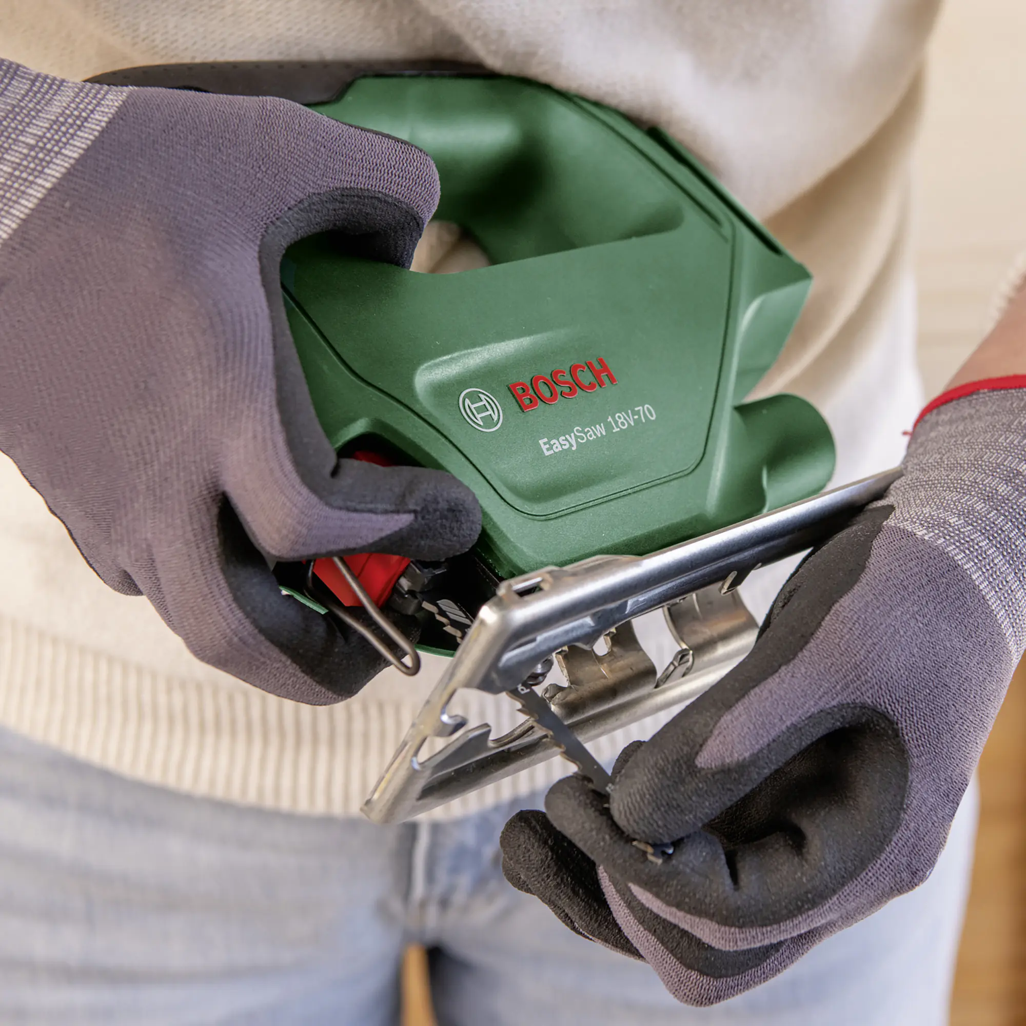 Bosch Akku-Stichsäge EasySaw 18V-70 2-Ah-Akku & Ladegerät Bosch Akku-Stichsäge EasySaw 18V-70 2-Ah-Akku & Ladegerät