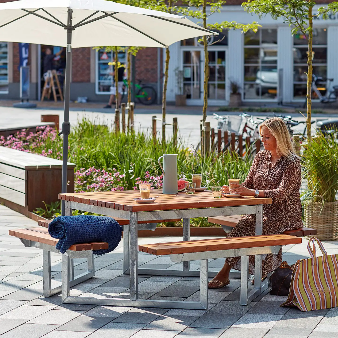 Plus Picknicktisch Twist Stahl-Holz 204 x 204 x 73 cm teak 