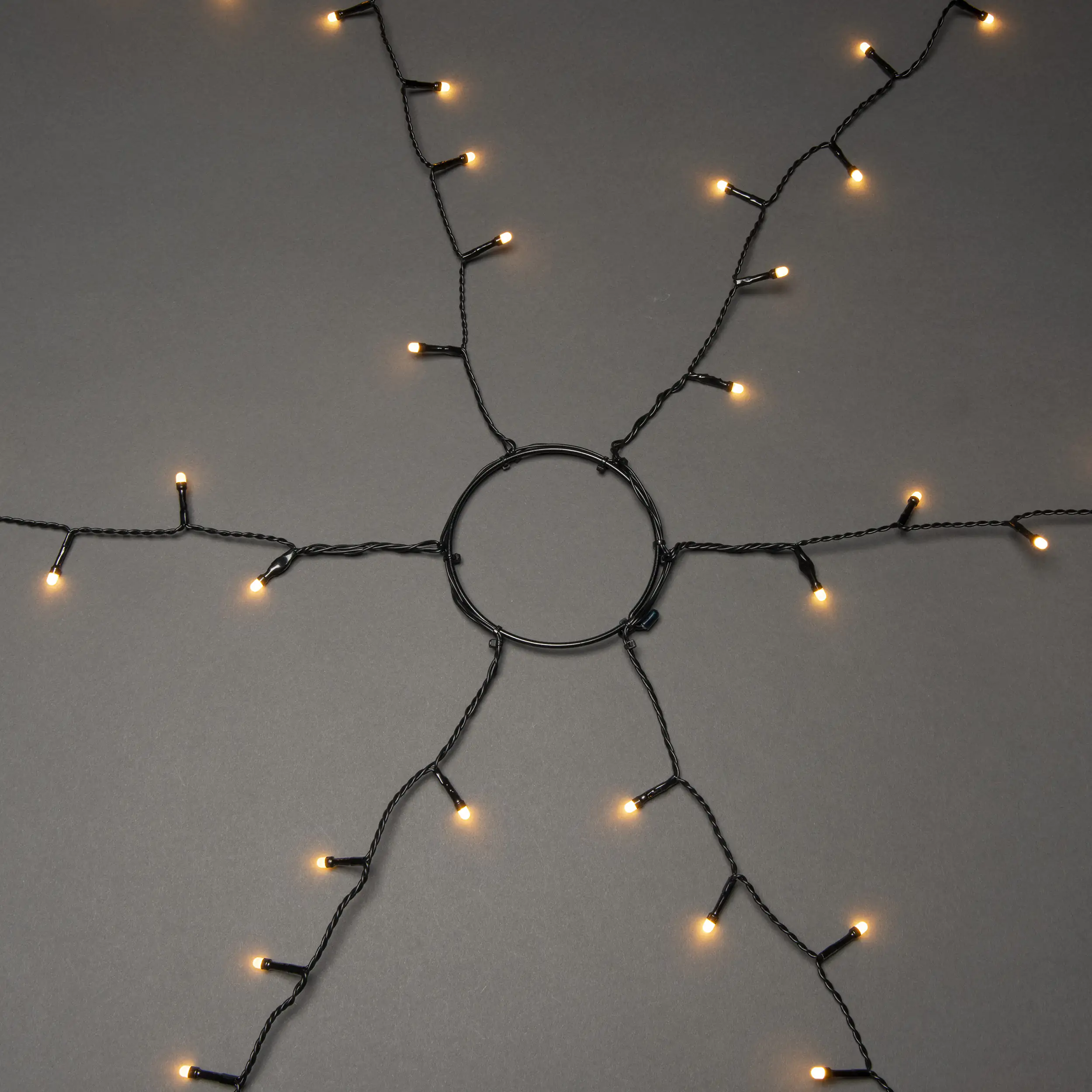 7318306660839_06 Konstsmide LED Baummantel 6 Stränge a 45 gefrostete Dioden 11,8 Meter