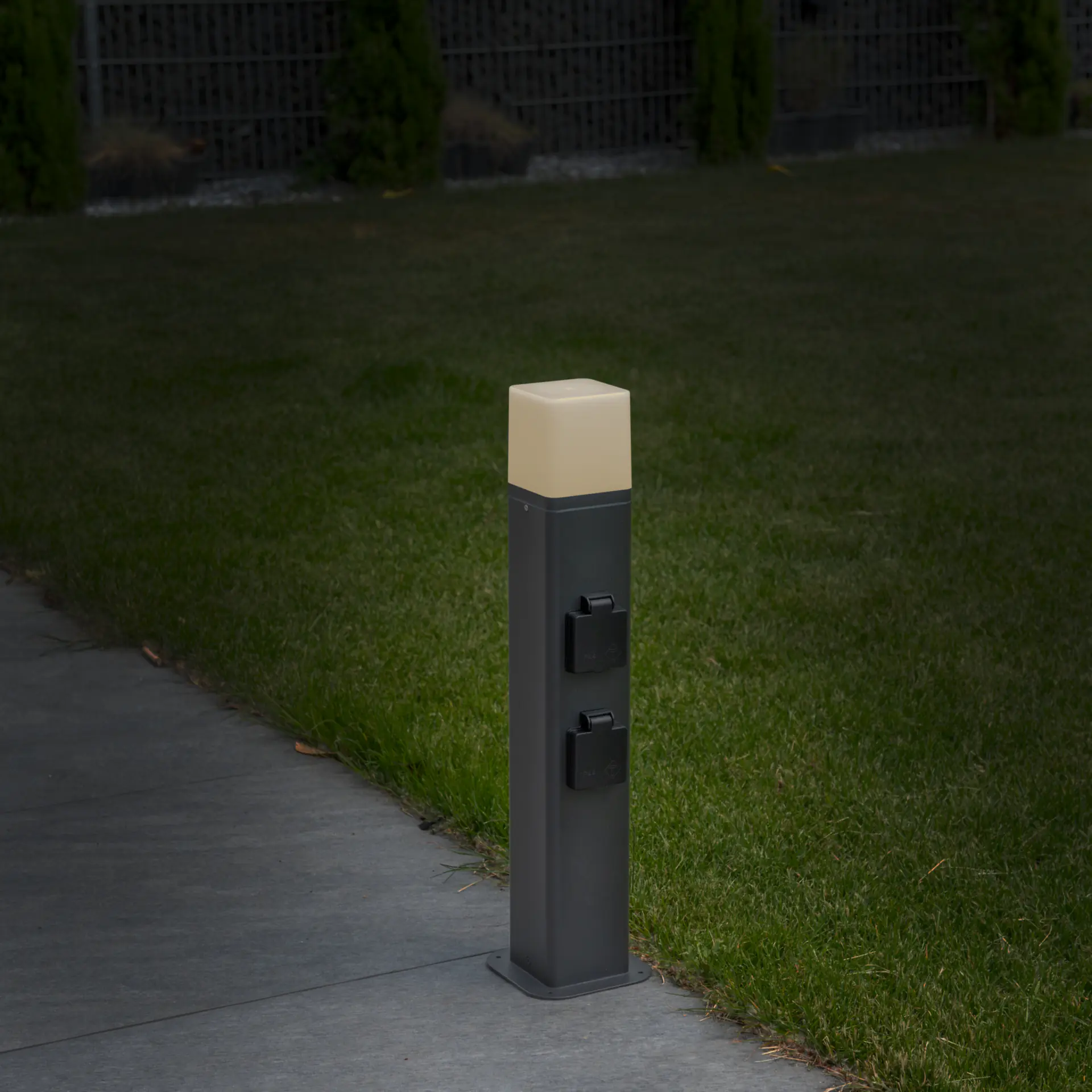 Unitec Gartensäule mit Leuchte & 2 Schutzkontakt-Steckdosen schwarz