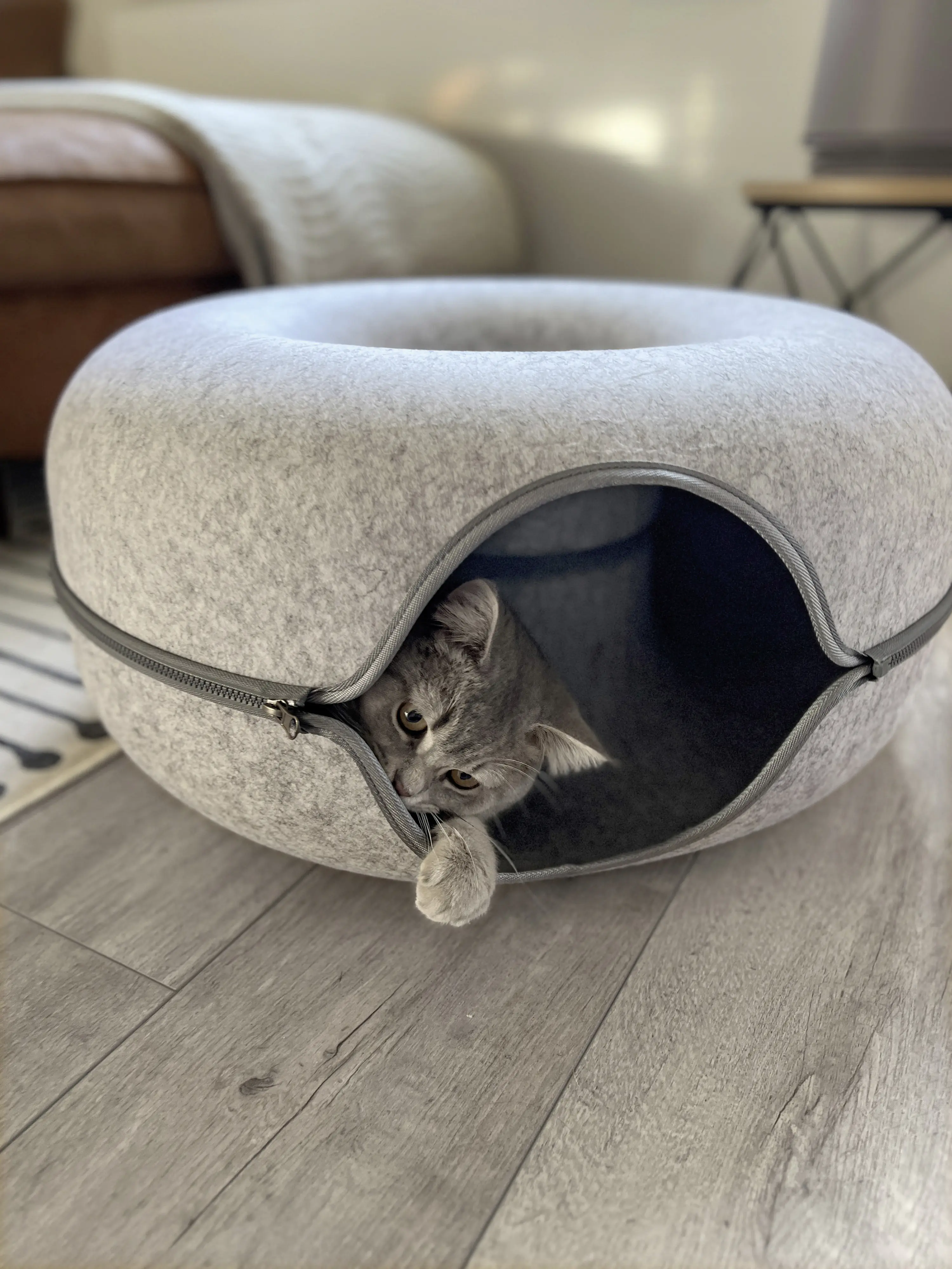 Aumüller Katzentunnel Donut Katzenhöhle hellgrau Filz mit Reißverschluss 60 x 60 x 30 cm