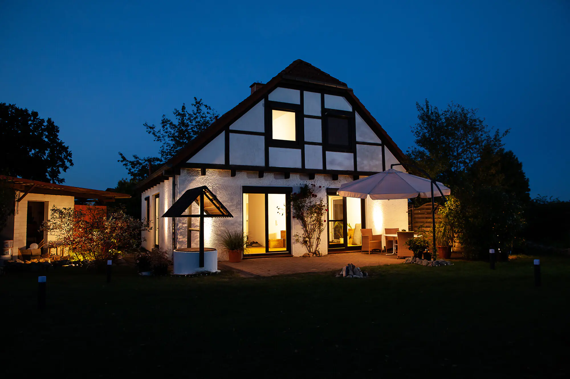 Ledvance LED Außen-Wandleuchte Smart+ WiFi Cube dunkelgrau Up- & Downlight