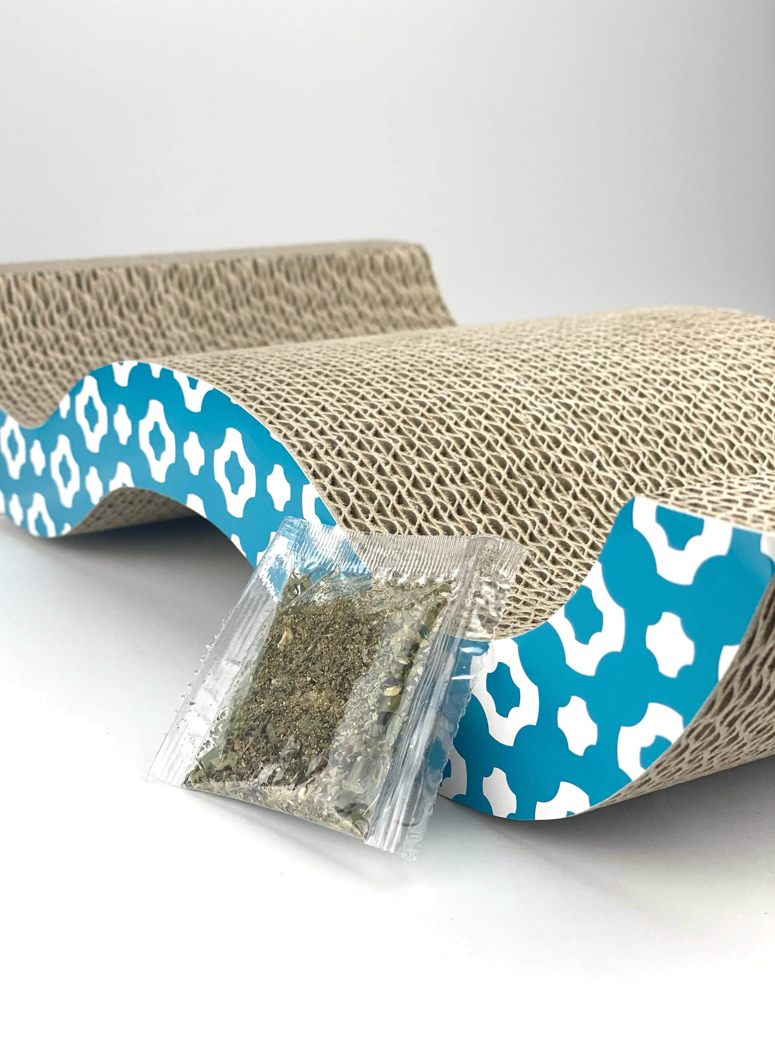 Thempa Kratzpappe für Katzen Wave mit Katzenminze 38 cm