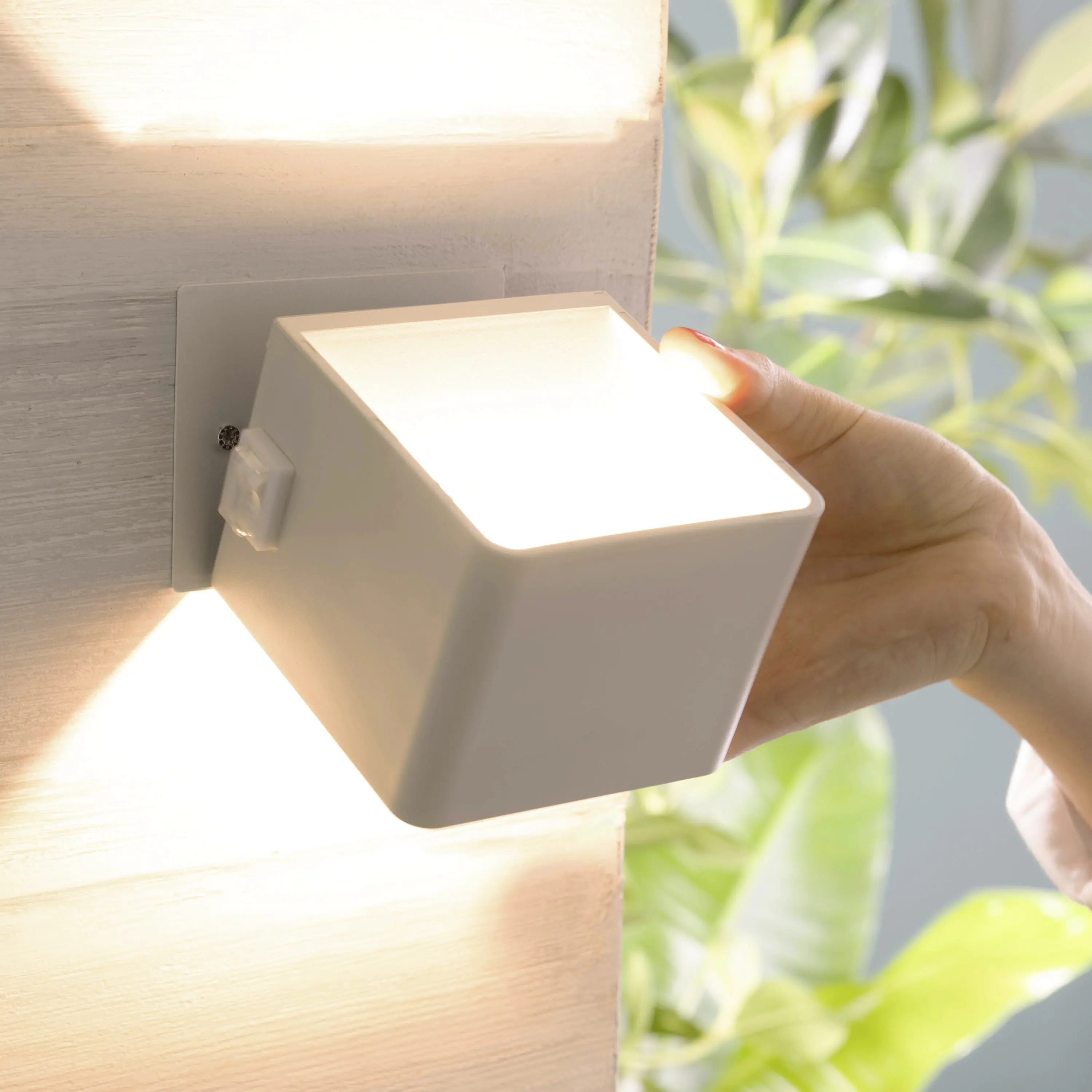 Brilliant Iseo LED Außenleuchte 4 W mit Bewegungsmelder und USB-Anschluss weiß Brilliant Iseo LED Außenleuchte 4 W mit Bewegungsmelder und USB-Anschluss weiß