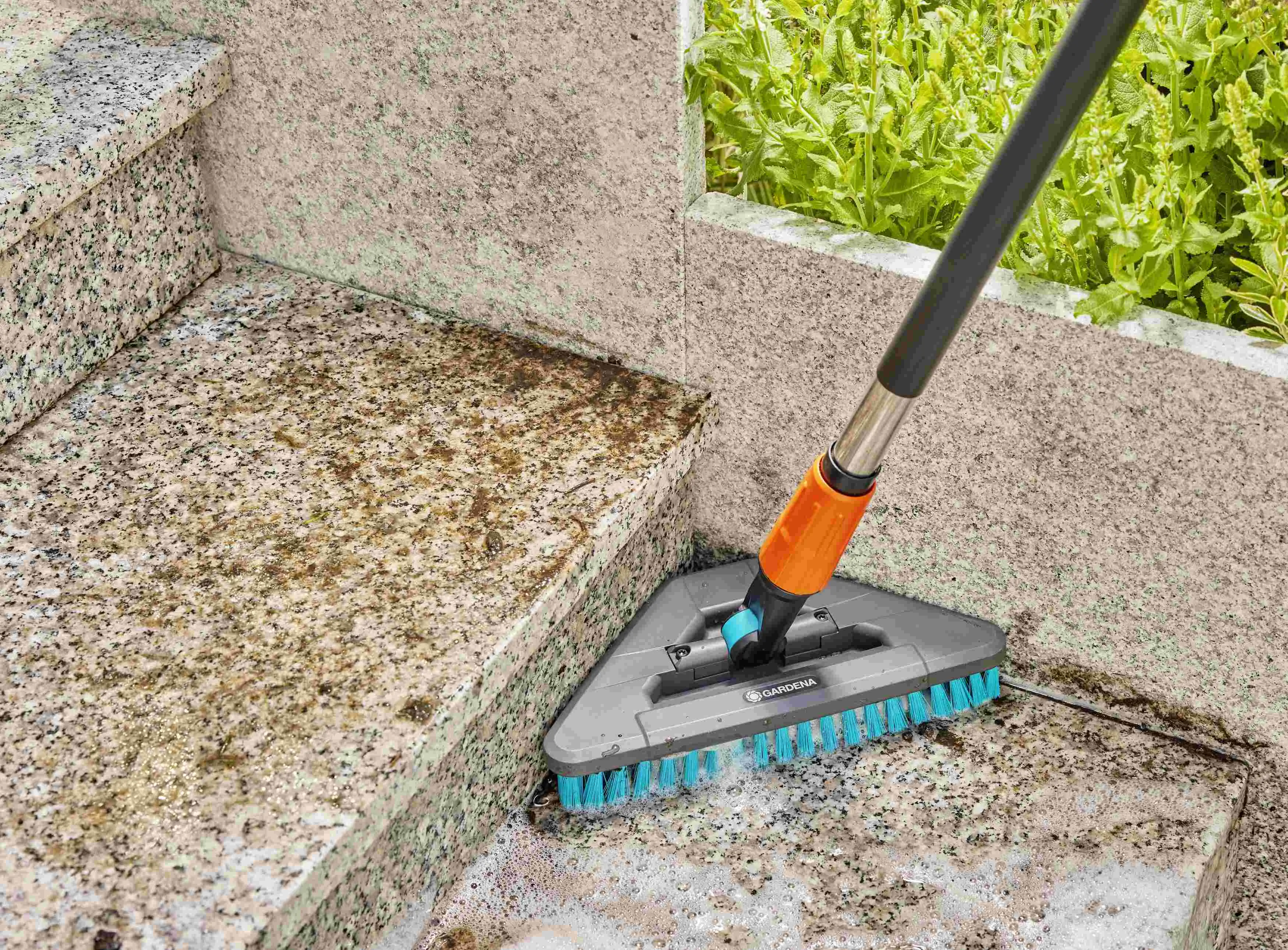 Gardena Cleansystem Stielbürste hard flex 28 cm Gardena Cleansystem Stielbürste hard flex 28 cm