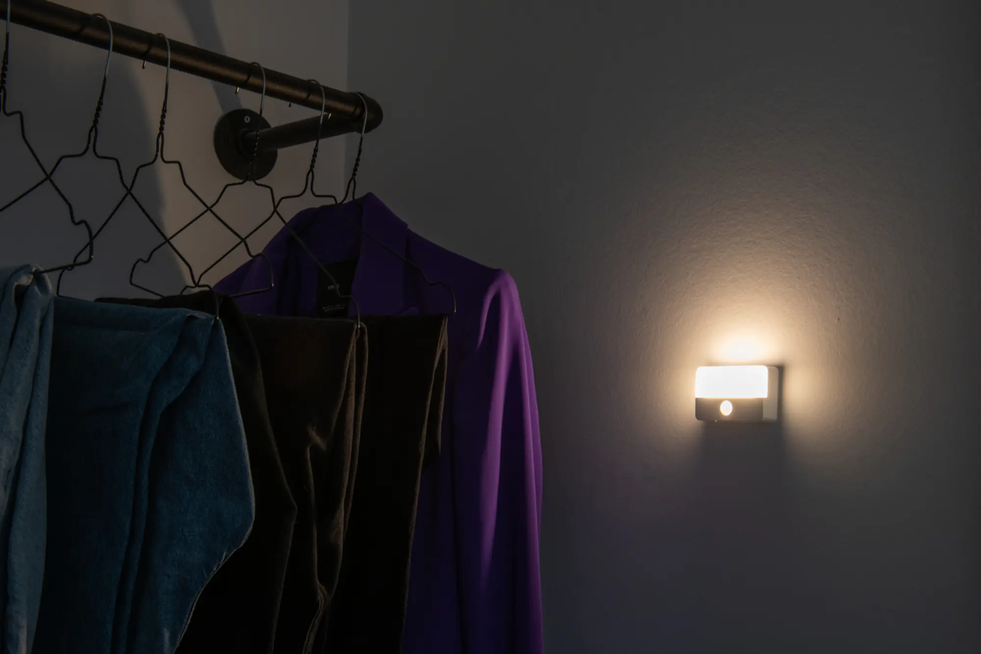 Unitec LED-Nachtlicht mit Bewegungsmelder + Dämmerungssschalter USB wiederaufladbar weiß