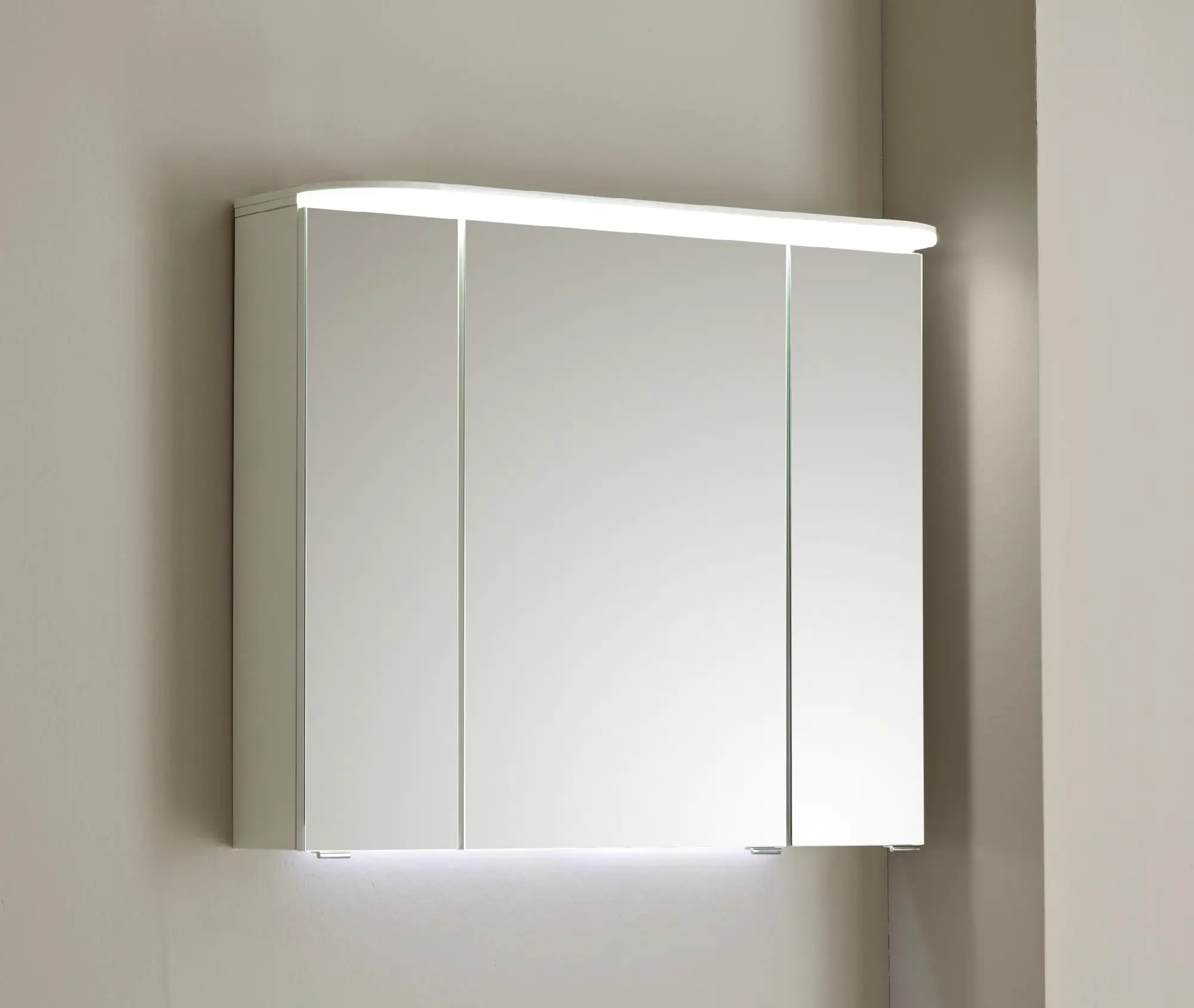 Pelipal Badmöbel-Set Pineo Weiß Hgl/Weiß Glanz mit Keramik-Waschtisch + Kranz-Leuchte 96 cm