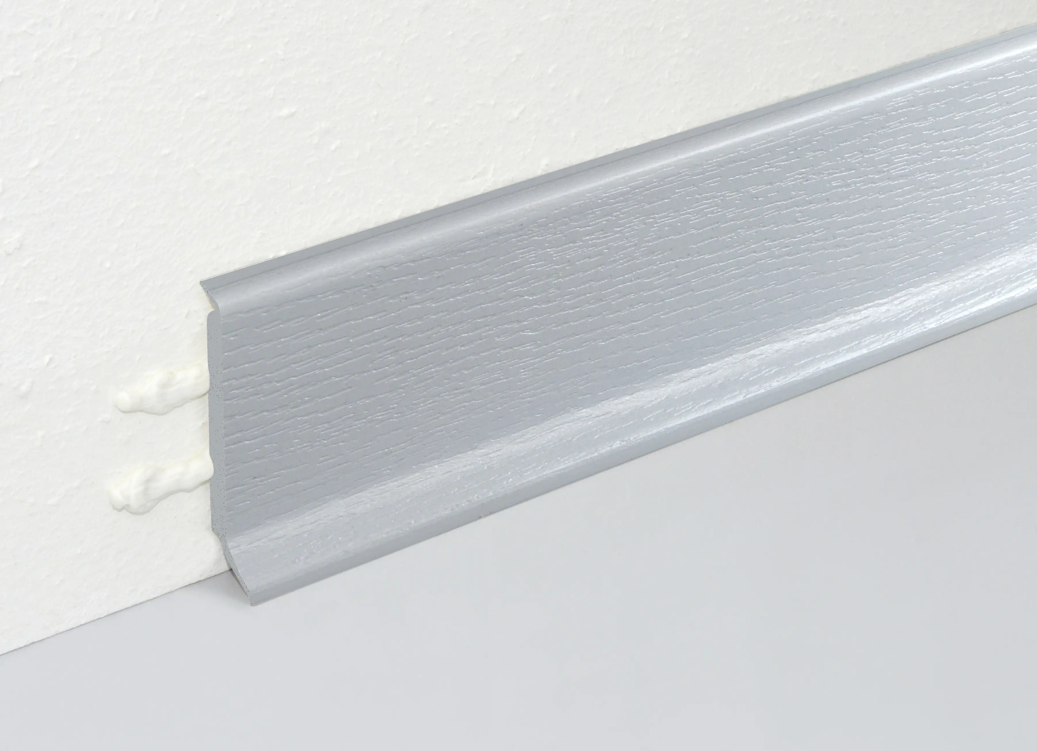 FN Neuhofer Kernsockelleiste 250 cm 60 x 14 mm hellgrau