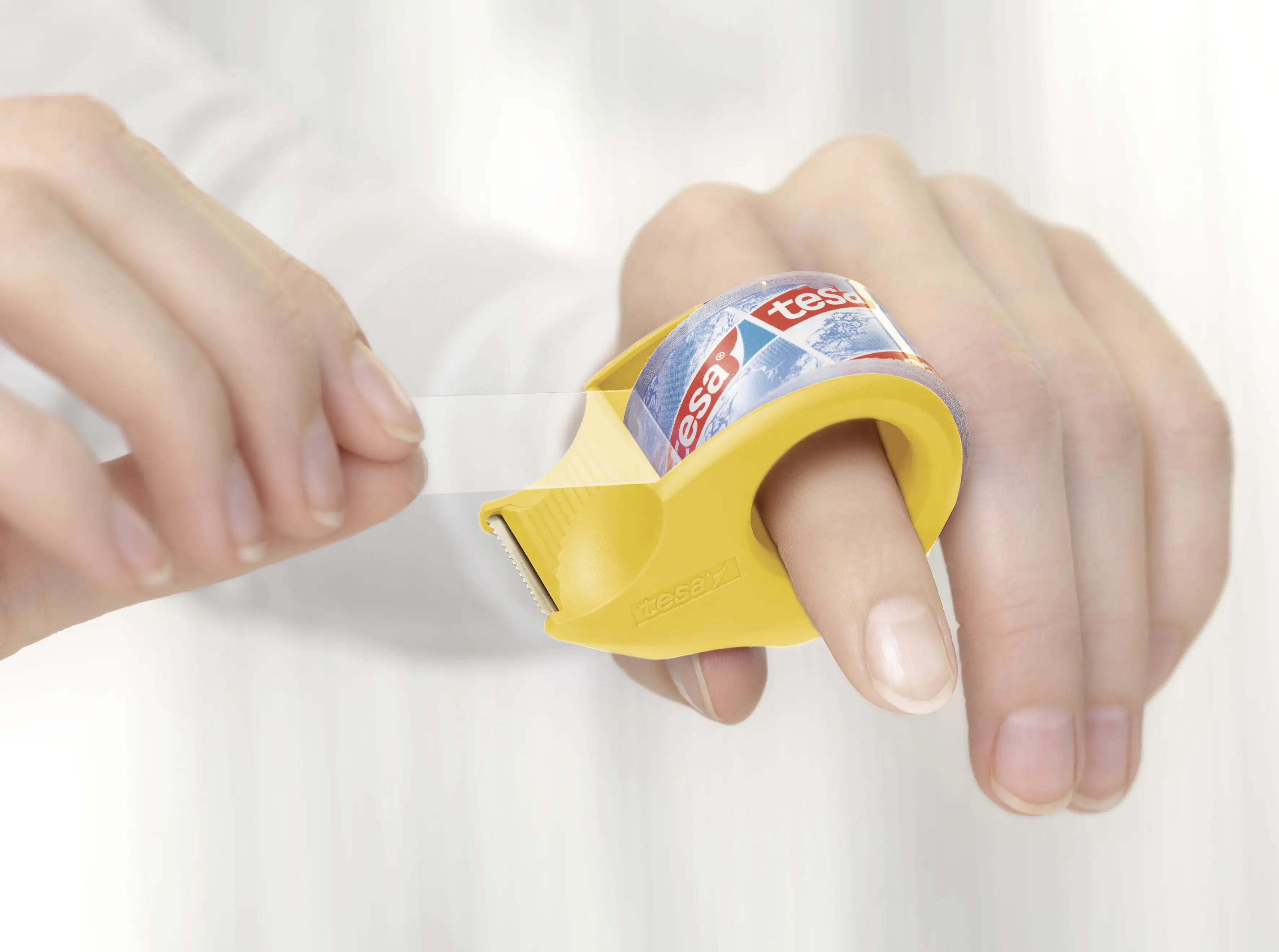 tesa Mini Abroller mit 2 Rollen Klebefilm 2 x 10 m x 19 mm