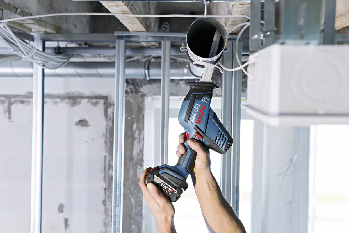 Bosch Professional Akku-Säbelsäge GSA 18 V-LI C Solo in L-Boxx