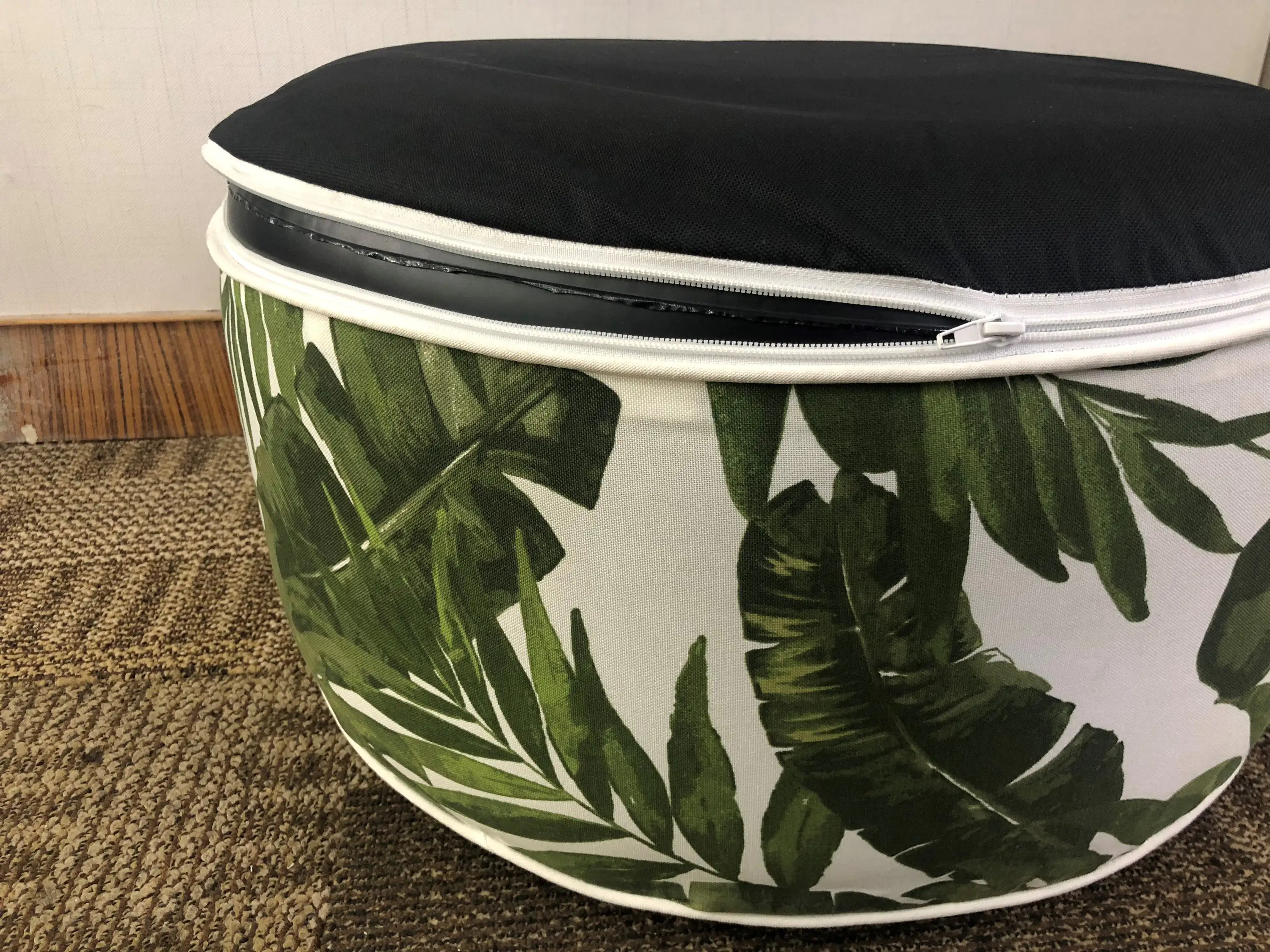 Primaster Sitzpouf aufblasbar weiß grün Ø 53 x 23 cm mit tropischen Blättern