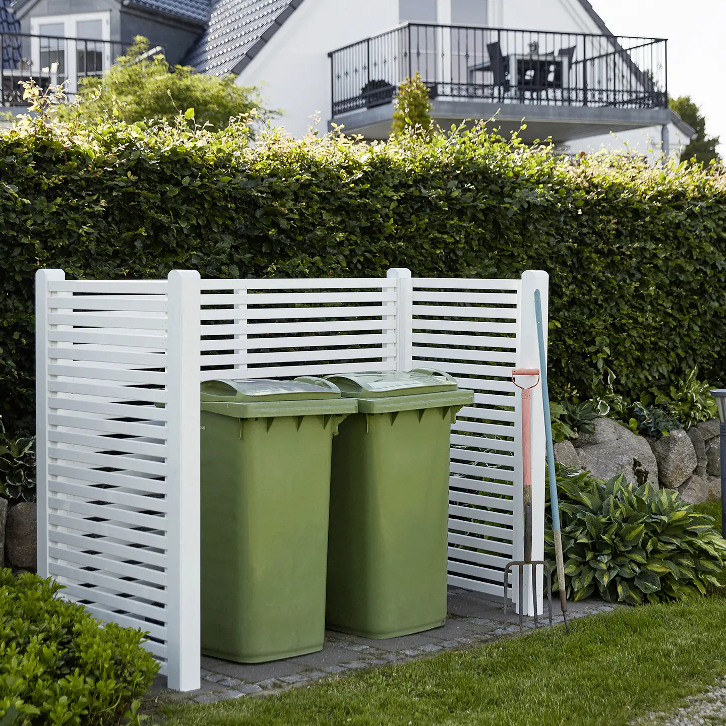 Plus Mülltonnenverkleidung Tokyo zum Eingraben RAL 9010  Weiß Plus Mülltonnenverkleidung Tokyo zum Eingraben RAL 9010  Weiß