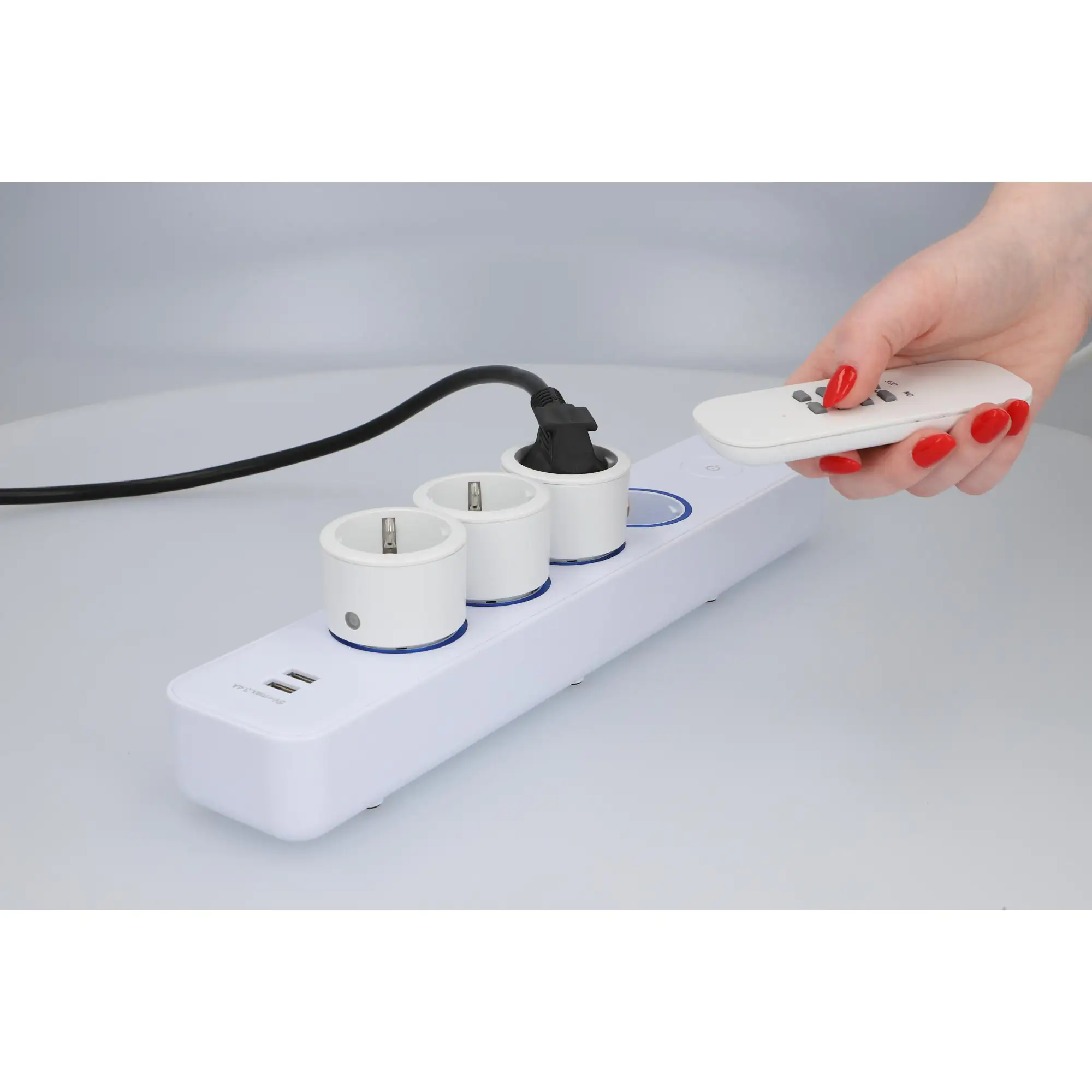 Design Funkfernschalter 3+1 mini rund 3 Steckdosen + 1 Fernbedienung Design Funkfernschalter 3+1 mini rund 3 Steckdosen + 1 Fernbedienung