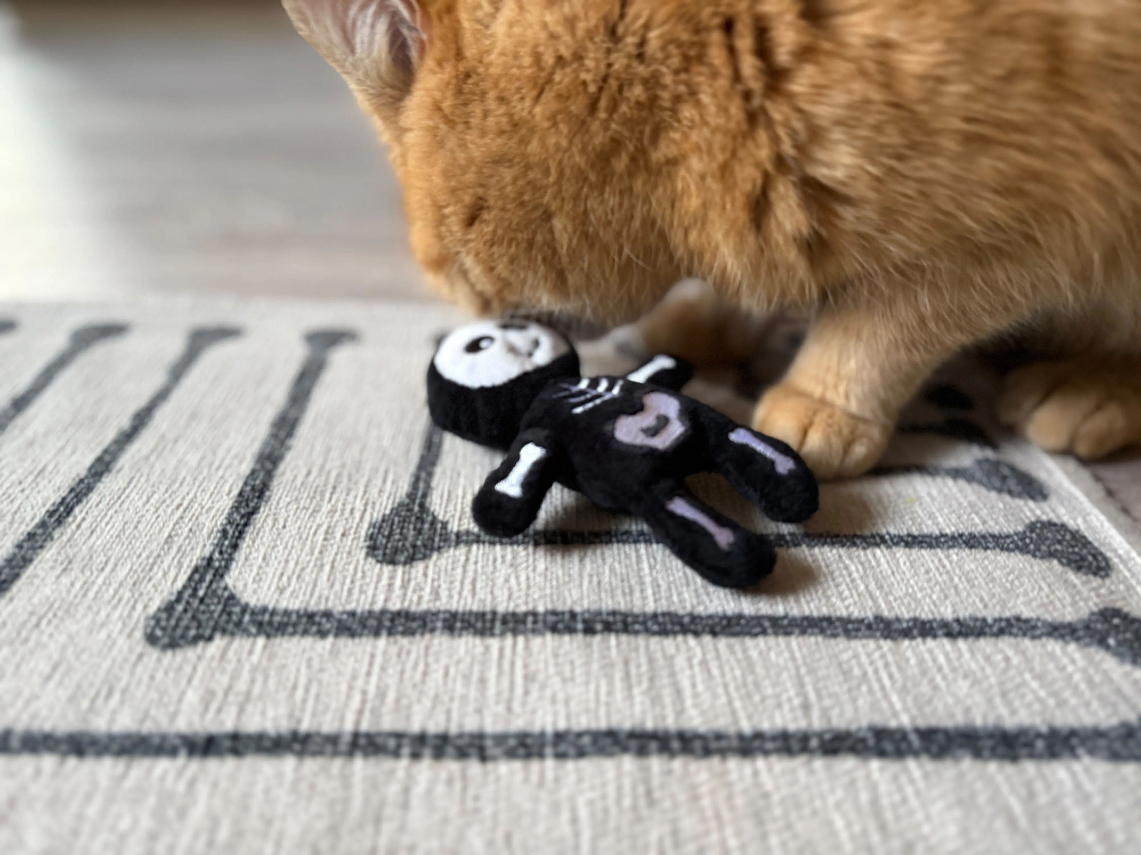 Aumüller Katzenspielzeug Skelett 13 cm schwarz weiß Aumüller Katzenspielzeug Skelett 13 cm schwarz weiß